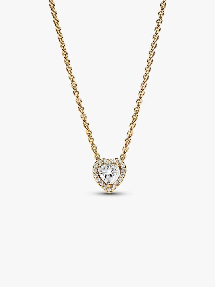 Maak een statement met de Sparkling Heart Collier Necklace. Deze vergulde halsketting is ge&iuml;nspireerd op klassieke designelementen uit de Pandora Timeless Collection. De halsketting heeft een verhoogde hartvormige steen omringd door een halo van heldere zirkonia en een rechthoekig label naast de sluiting met een gegraveerd Pandora-logo. Verstel de lengte van de halsketting en style met andere hartvormige bedels voor een look vol met liefde.