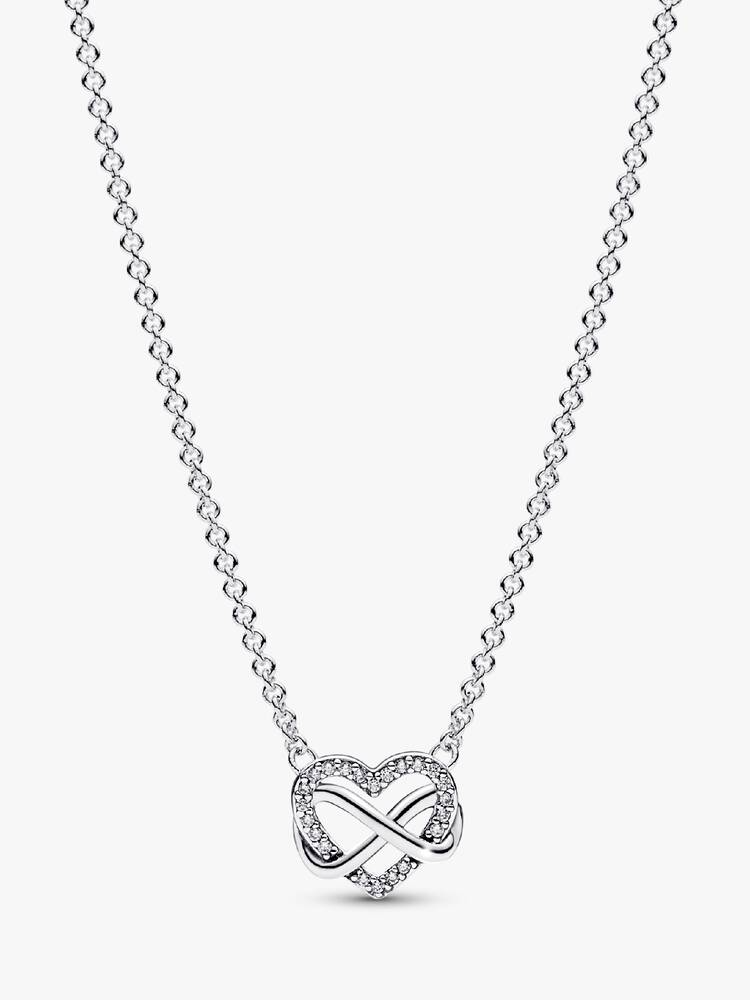 Vier je liefde tot in de oneindigheid en verder met deze Sprankelende Oneindigheid Hart Halsketting. Dit sieraad met een vast oneindigheidssymbool en harthanger symboliseert de kracht van onbreekbare banden en herinnert je aan de liefde die je deelt met hen die voor jou het belangrijkst zijn. Het opengewerkte hart is bezet met stenen langs de rand van het motief en een asymmetrisch oneindigheidssymbool dat om het hart draait. Het is verstelbaar op drie verschillende lengtes. Draag om je waardering voor een geliefde te tonen of geef cadeau aan iemand die je na aan het hart ligt.