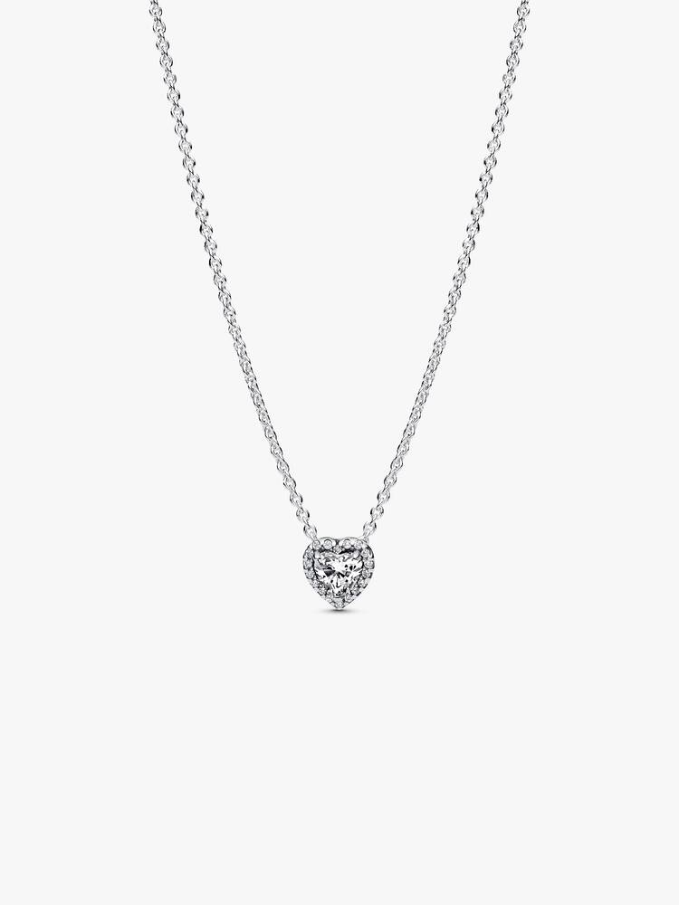 Laat de liefde je look bepalen met deze sterlingzilveren hartketting, die dankzij de afstelbare sluiting in twee verschillende lengtes kan worden gedragen. In de collectie Timeless Elegance is voor het eerst de slijpvorm 'healing heart' gebruikt. Dit moderne teken van liefde vormt een heel bijzonder cadeau voor een dierbare. Dit sieraad is dankzij zijn eigentijdse ontwerp en verhoogde steenzetting uitermate draagbaar en zal daarom nog lang in de smaak blijven vallen.