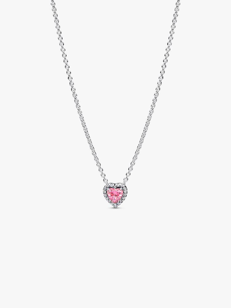 Omarm een vleugje warme kleur met de Roze Verhoogd Hart Halsketting. Deze sterlingzilveren halsketting heeft een hanger met een hartvormige sprankelende roze steen. De centrale steen, die verhoogd is, is omringd door pav&eacute;. De lengte van de ketting is verstelbaar zodat de hanger eroverheen kan glijden, maar de hanger kan niet worden losgemaakt. Deze halsketting is ge&iuml;nspireerd op gevoelens van liefde en dankbaarheid en belichaamt de warmte die het hart kan uitstralen.