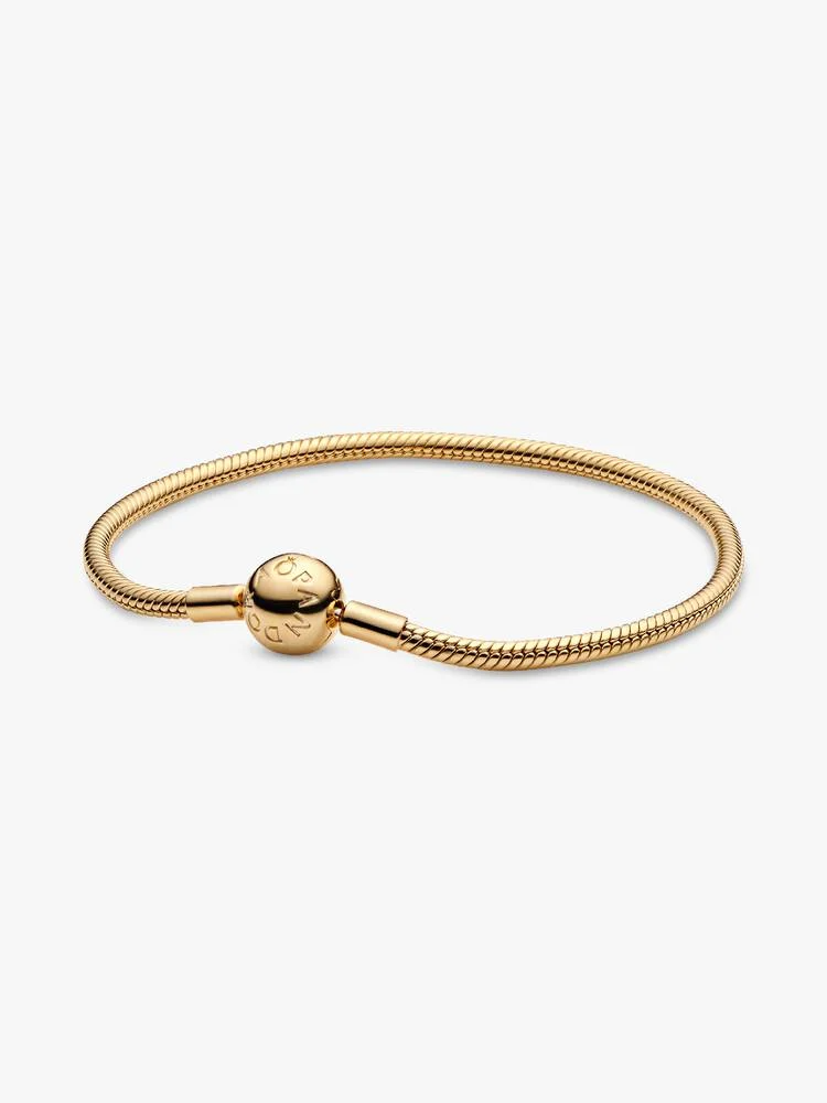 Begin jouw eigen unieke Pandora-verhaal met deze snake chain-armband die is verguld. Deze met de hand afgemaakte armband kan op eindeloos veel manieren gestyled worden en is het perfecte canvas voor jouw creativiteit . Vul hem aan met de bedels en clips die jij mooi vindt, draag hem afzonderlijk voor een sobere en elegante look, of combineer hem met contrasterende armbanden voor een speelse afwisseling van texturen.