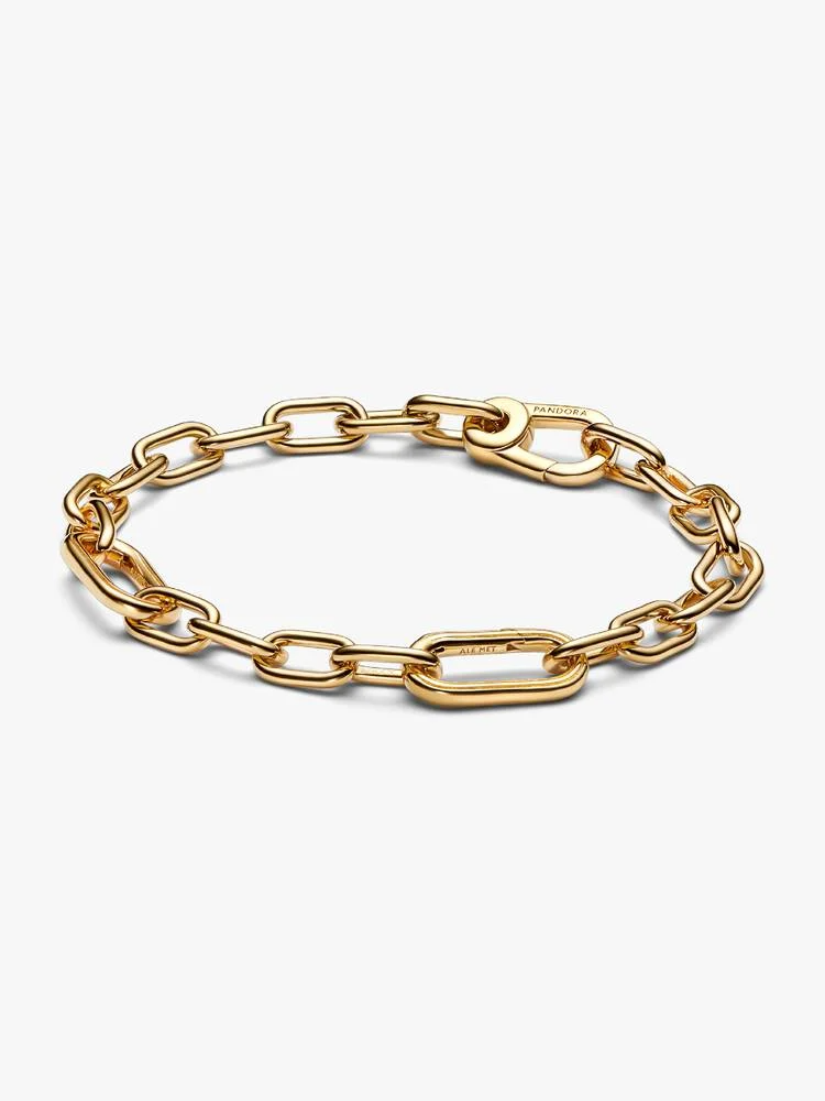 Link je passies. Deze met goud vergulde schakelarmband heeft eindeloze stylingmogelijkheden. Met twee te openen schakels, groepen van vier vaste schakels tussen elk en een karabijnsluiting. Pas je schakelketting aan en combineer hem vervolgens met betekenisvolle bedels.
