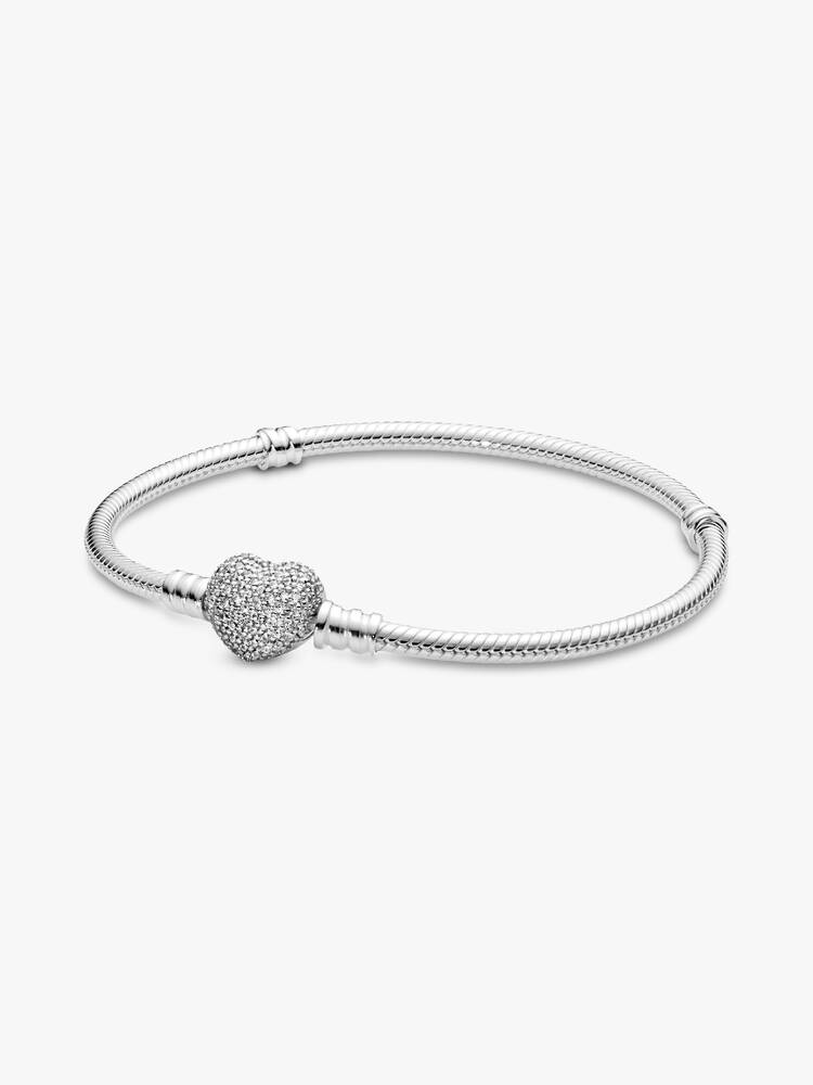 Voeg sprankeling en romantiek toe aan je bedels met deze prachtige versie van Pandora's iconische snake chain-armband. Dit slanke sieraad is hand-finished in sterlingzilver en heeft een omkeerbare hartvormige sluiting met glinsterende pav&eacute; aan de ene kant en het Pandora-logo in reli&euml;f aan de achterkant. Draai de sluiting om een andere look te cre&euml;ren. Draag deze armband onversierd of gevuld met je favoriete Pandora-bedels.