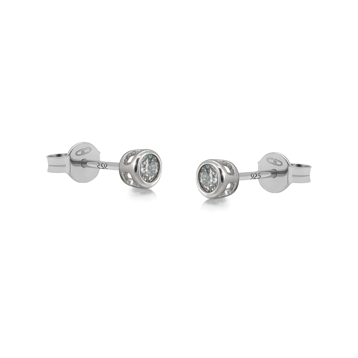 De Karma Zirconia Earstud Nila 3MM Silver, modelnummer KAR-R238S3mm, behoort tot de categorie sieraden en is specifiek een paar stud oorbellen. Deze elegante oorbellen hebben een verfijnde uitstraling dankzij de sprankelende zirconia en zilveren afwerking. Perfect te combineren met zowel ingetogen als chique outfits, voor dagelijks gebruik of speciale gelegenheden.