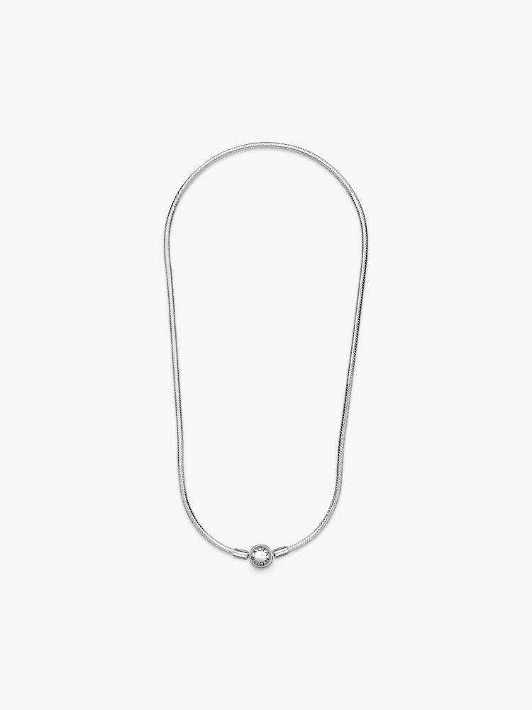 Deze slanke snake chain-halsketting is een verfijnde must-have voor je Pandora-collectie. Hij is verkrijgbaar in verschillende lengtes, gemaakt van sterlingzilver en afgewerkt met een balsluiting met gestanst logo. Draag je Pandora-halsketting onversierd voor eenvoudige elegantie of cre&euml;er een unieke look met een selectie van je persoonlijke bedels. Maak je styling compleet met een paar sprankelende met silicone gevoerde Pandora-clips, een glamoureuze manier om je bedels te ordenen en vast te zetten.