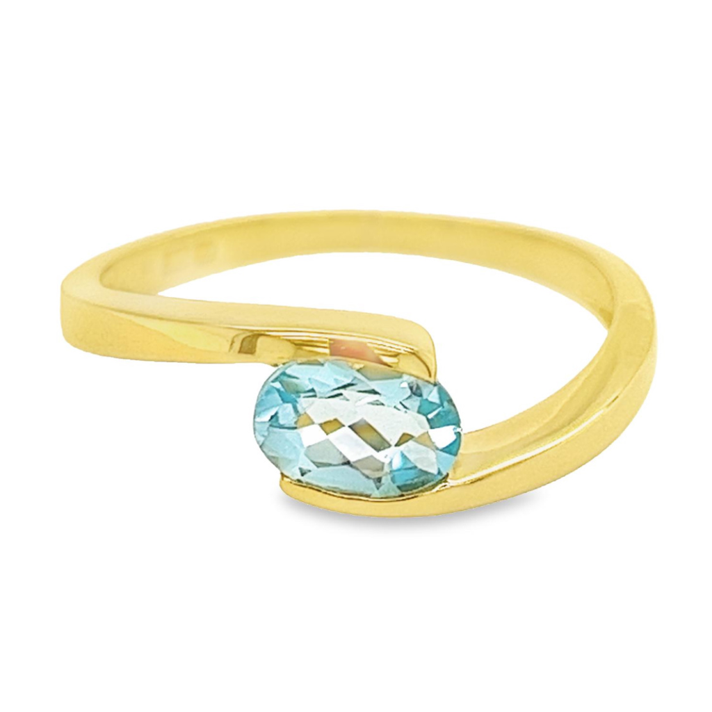 De Geelgouden ring Fantasie met Blauwe Topaas (modelnummer GRE1478-52) is een prachtige ring onder de categorie juwelen. Met een schitterende blauwe topaas en een fantasievol design is deze ring een ware eyecatcher. Draag deze ring als opvallend accessoire op speciale gelegenheden of voeg een vleugje elegantie toe aan je dagelijkse outfit. Perfect voor elke sieradenliefhebber!