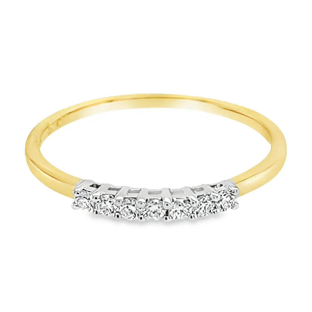 Deze prachtige bicolor gouden ring, modelnummer GRE1539-55, van Ch&acirc;teau d'Or&reg; is vervaardigd met een natuurlijke diamant van 0,15 ct SI-G kwaliteit. Het heeft een elegant ontwerp en valt onder de categorie "Sieraden", specifiek "Ringen". Draag deze ring als verfijnde aanvulling op elke outfit, ideaal voor zowel dagelijks gebruik als speciale gelegenheden.