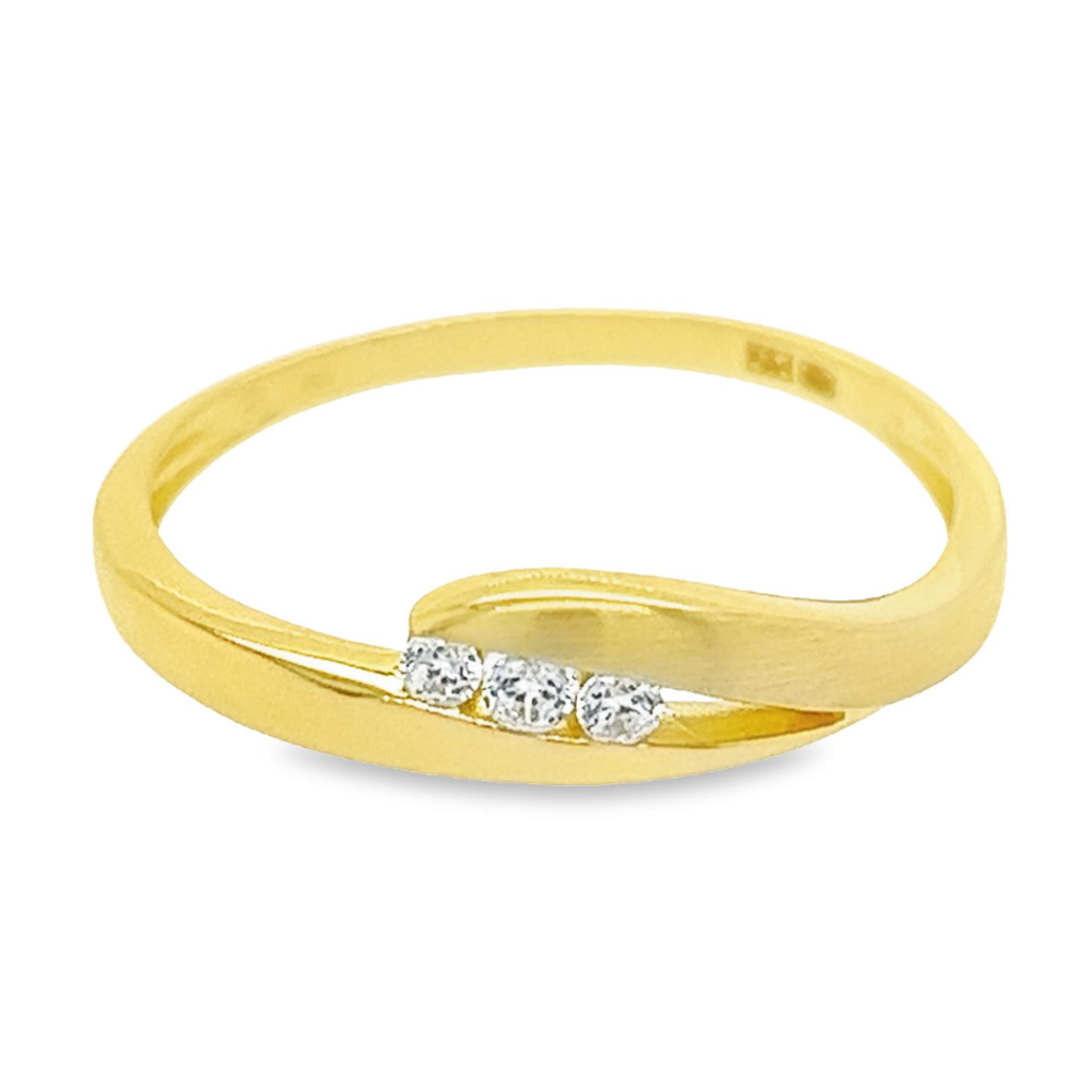 De Geelgouden ring Fantasie Mat/Glans met Zirkonia stenen, model GR1266-56, is een elegante sieraad in de categorie "Jewel." De ring combineert een matte en glanzende afwerking met sprankelende zirkonia stenen. Draag deze veelzijdige ring als statement stuk voor zowel dagelijkse als speciale gelegenheden. Perfect voor iedere sieradencollectie en eenvoudig te combineren met andere accessoires.