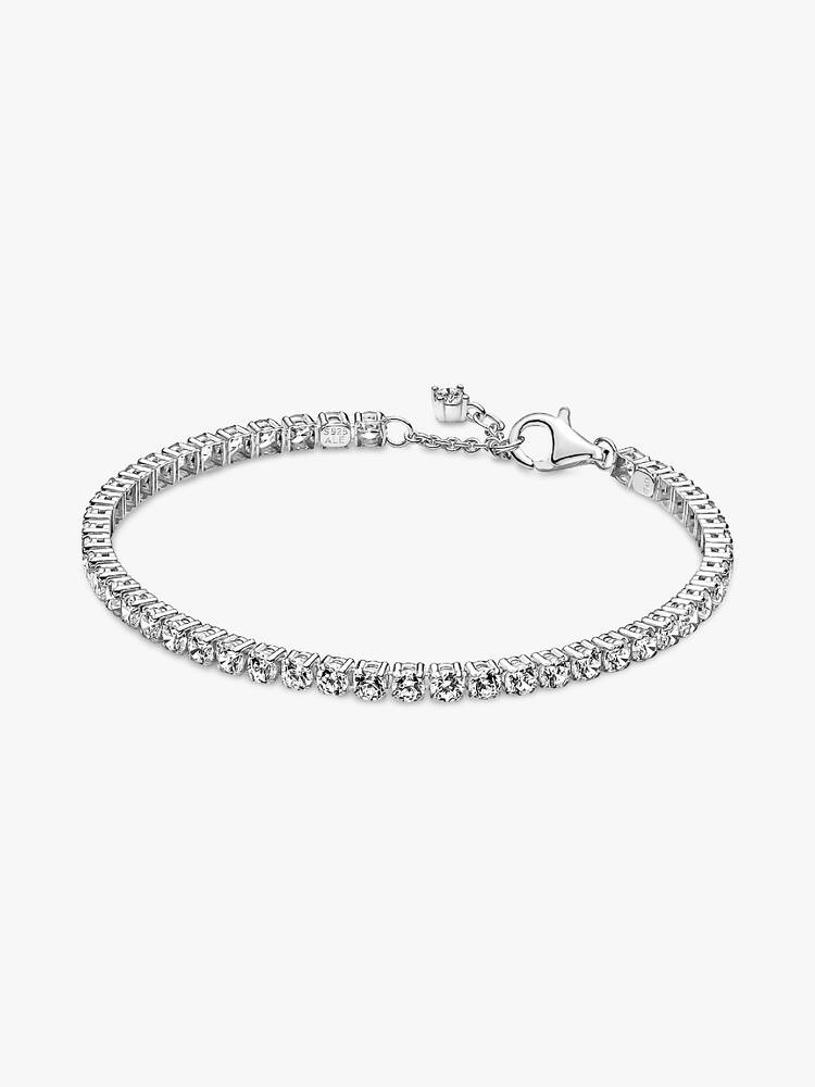 De tennisarmband is een ware klassieker. Deze sterling zilveren sprankelende tennisarmband heeft vierkante collets en is versierd met een opvallende rij van heldere zirkonia om een statement te maken geschikt voor elke gelegenheid. Draag alleen of stapel met armbanden in verschillende kleuren en metalen voor een moderne look.