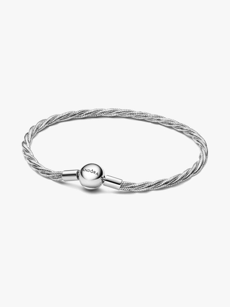 Stijl was nog nooit zo veelzijdig als met de gedraaide snake chain met ronde Pandora-sluiting. Deze sterlingzilveren armband is voorzien van onze iconische slangenschakel en heeft en ronde sluiting met het Pandora-logo aan beide kanten. Deze armband is perfect voor het verzamelen en stylen van je favoriete bedels en kan worden gedragen met maximaal 18 bedels of hangende bedels. Deze armband is ge&iuml;nspireerd op de 25e verjaardag van onze slangenschakel en symboliseert de banden die ons met elkaar verbinden.