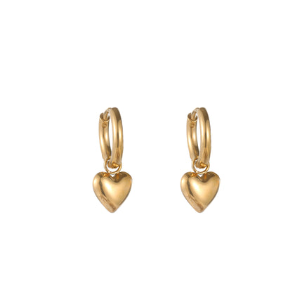 Maak kennis met de verfijnde Day & Eve Heart Hoops - delicate ringetjes met prachtige hartvormige hangertjes. Deze elegante oorbellen zijn met zorg vervaardigd uit hoogwaardig stainless steel en bedekt met een laagje 14-karaats goud, wat zorgt voor een schitterende en duurzame afwerking.

De kleine hartjes aan deze Hoops voegen een subtiel romantisch accent toe aan je look, waardoor ze perfect zijn voor dagelijks gebruik en speciale gelegenheden. Dankzij hun bescheiden formaat zijn ze veelzijdig en kunnen ze alleen worden gedragen voor een ingetogen stijl of worden gecombineerd met andere oorbellen voor een meer gedurfde en persoonlijke uitstraling.