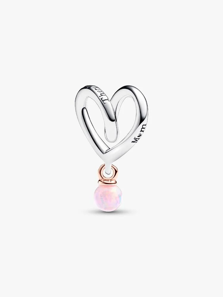 De tweekleurig gedraaid hartbedel is gemaakt van sterlingzilver en ros&eacute; verguld en is een uniek stuk in de collectie van je moeder. Deze bedel is zorgvuldig ontworpen om zich om elke bedelhouder te wikkelen en heeft een betoverend motief &ndash; een hart gevormd door sterlingzilveren lijnen. Twee gravures, 'There is no one like you' en 'Mum', voegen een liefdevol tintje toe, waarbij de 'u' in Mum is gevormd als een hart. Aan een ros&eacute; vergulde hanger hangt een ronde roze in het laboratorium gemaakte opaal, die de schoonheid van het moederschap vertegenwoordigt. Omarm de volledigheid van moederliefde met deze prachtige Pandora-hartbedel.