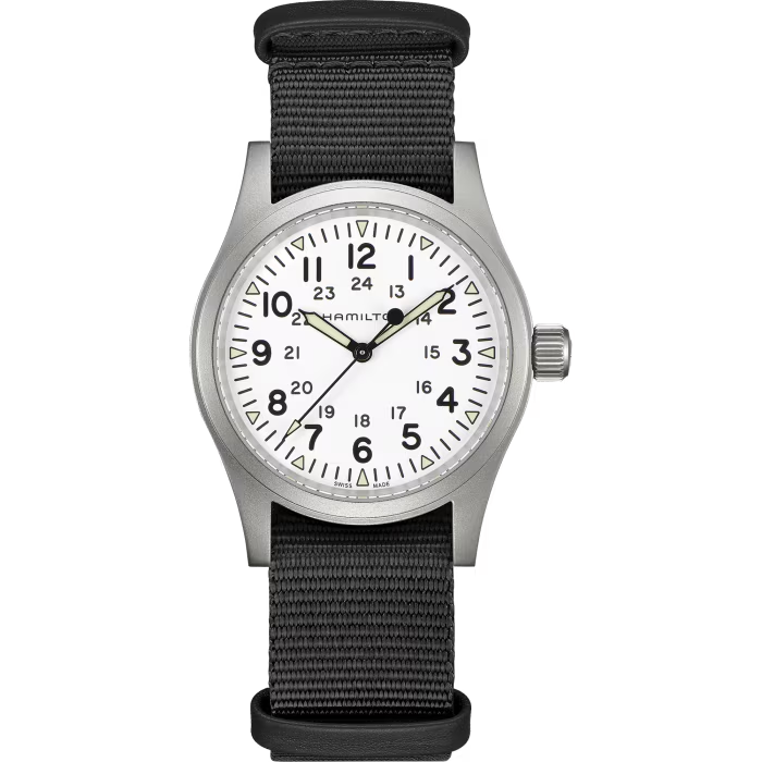 De Khaki Field Mechanical is klein maar krachtig, en zal uw ideale compagnon zijn wanneer u eropuit trekt. De 38 mm roestvrijstalen kast bevat een matwitte wijzerplaat met contrasterende zwarte wijzers en een Super-LumiNova&reg; coating voor optimale leesbaarheid. De Khaki Field Mechanical, een getrouwe recreatie van zijn originele voorganger uit de jaren &lsquo;60, blijft met zijn duurzame NATO-band trouw aan het militaire erfgoed van Hamilton.