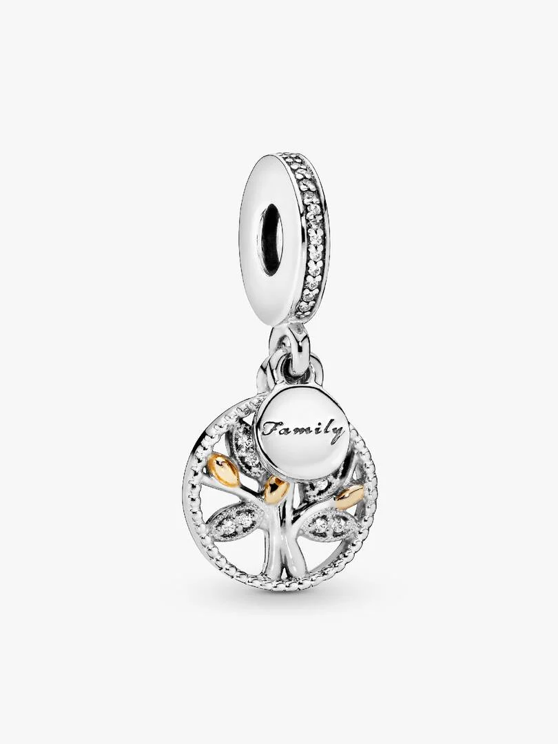 Vier alle generaties van jouw familie met deze Pandora stamboom bedel. Deze sterling zilveren bedel is met de hand afgewerkt gouden details en blaadjes die zijn gedecoreerd met glinstersteentjes. Een minihangertje waarin het woord 'family&rsquo; is gegraveerd, maakt het geheel af. Een prachtig cadeau-idee dat al jouw dierbaren zullen koesteren.