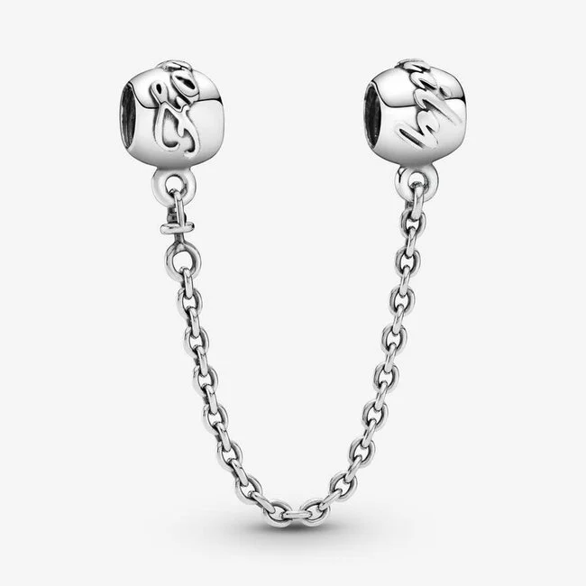 De Pandora 791788-05 - Veiligheidsketting met Tekst Family Forever - Veiligheidsketting is gemaakt van echt zilver. De zilveren bedels hebben allebei een inscriptie 'Family' en 'Forever'.

Afmetingen: 

Diepte: 8,7 mm
Hoogte: 8,7 mm
Breedte: 7,3 mm