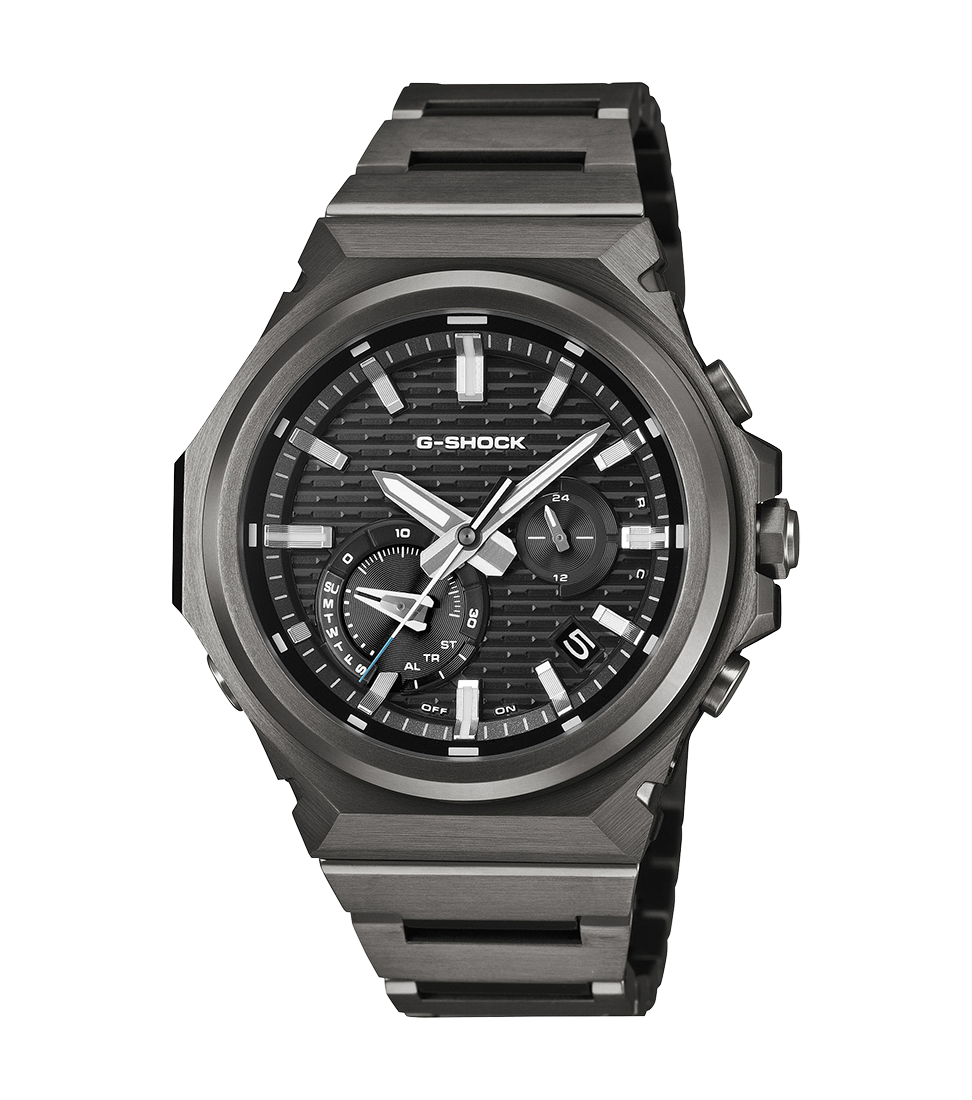 De G-SHOCK G-STEEL GST-B1000BD-1A combineert stedelijke verfijning met de robuuste kracht waar G-SHOCK om bekendstaat. Dit volledig zwarte horloge is ge&iuml;nspireerd op stedelijke nachten en stadslichten en heeft een roestvrijstalen kast en band met zwarte ion-plating voor een diepe, glanzende uitstraling. De mix van haarlijn- en spiegelafwerking geeft het horloge een luxe en moderne look, terwijl de Carbon Core Guard-structuur zorgt voor betrouwbare schokbestendigheid. Dankzij Tough Solar, Bluetooth-koppeling, Super Illuminator en een waterbestendigheid tot 20 bar is dit horloge niet alleen stijlvol, maar ook praktisch en klaar voor dagelijks gebruik.