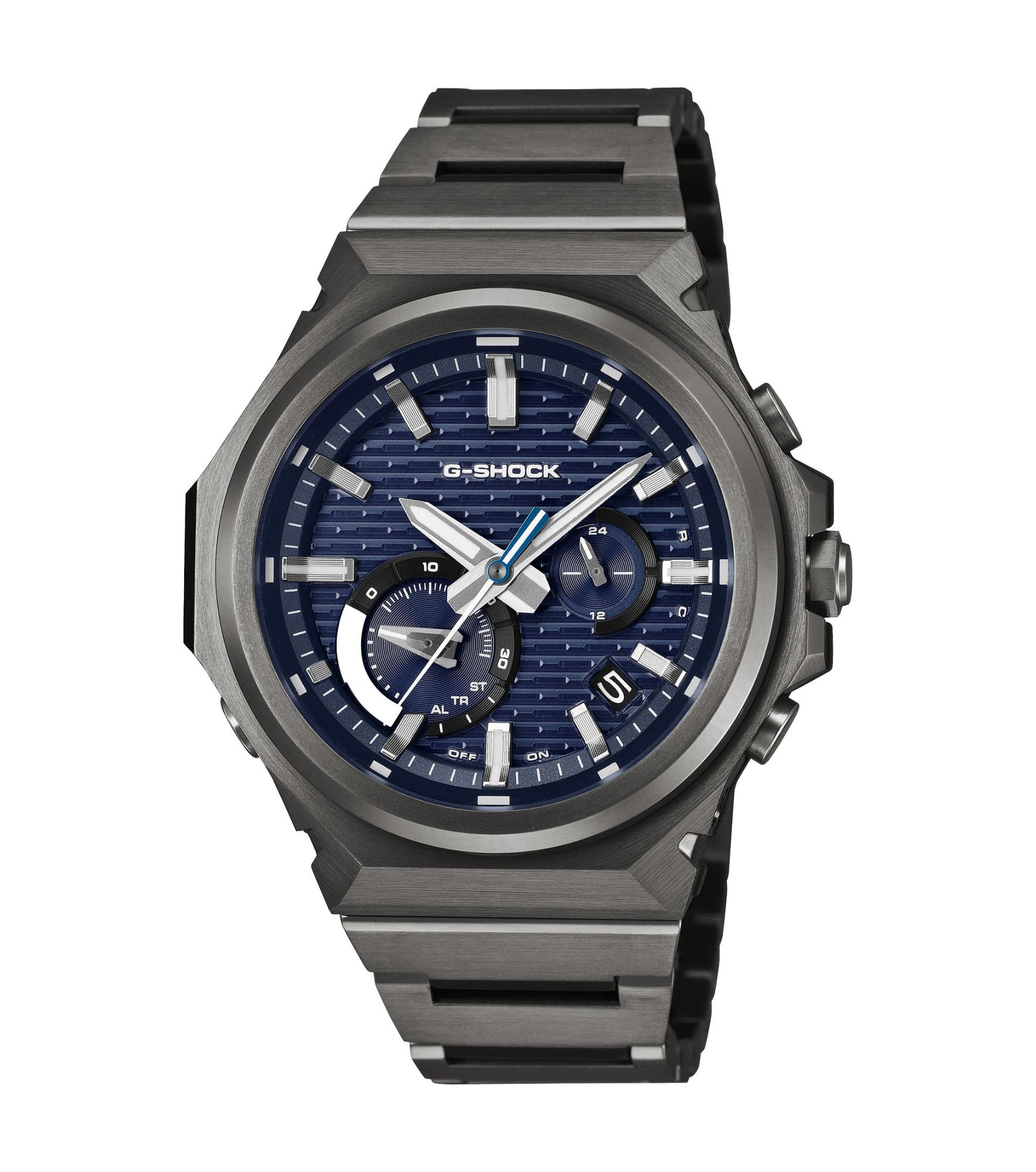 De G-SHOCK G-STEEL GST-B1000BD-2A combineert stedelijke verfijning met de robuuste kracht waar G-SHOCK om bekendstaat. Dit volledig zwarte horloge is ge&iuml;nspireerd op stedelijke nachten en stadslichten en heeft een roestvrijstalen kast en band met zwarte ion-plating voor een diepe, glanzende uitstraling. De mix van haarlijn- en spiegelafwerking geeft het horloge een luxe en moderne look, terwijl de Carbon Core Guard-structuur zorgt voor betrouwbare schokbestendigheid. Dankzij Tough Solar, Bluetooth-koppeling, Super Illuminator en een waterbestendigheid tot 20 bar is dit horloge niet alleen stijlvol, maar ook praktisch en klaar voor dagelijks gebruik.