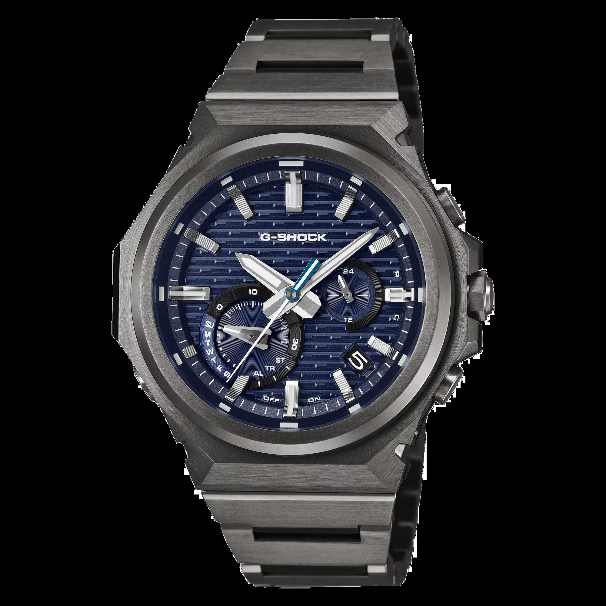 G-STEEL stedelijke verfijning ge&iuml;nspireerd door stedelijke nachten en stadslichten, in een stoere G-SHOCK gehuld in verfijnde structurele schoonheid, de antraciet ge&iuml;oniseerde GST-B1000BD. De bezel zonder logo verandert van moment tot moment als het licht over het oppervlak valt en krijgt een diepte en glans die alleen door antraciet ion-plating kan worden bereikt. Roestvrij staal in minimalistische zwartgetinte styling en gestroomlijnde vorm maken een verfijnde, glanzende indruk. 
De combinatie van haarlijn- en spiegelafwerking geeft de roestvrijstalen horlogeband een rustige, maar solide uitstraling, met een verfijnde drieklapsluiting die zorgt voor een nog stevigere grip. Het compromisloze, gedurfde ontwerp is helemaal antraciet, met antraciet ion-plating op de kleinste onderdelen, waaronder de achterkant van de kast, knoppen aan de zijkant, kroon, drievoudige sluiting en zelfs schroeven. 
Het bezelontwerp en het baksteenpatroon, ge&euml;rfd van de allereerste G-SHOCK, voegen een sportieve stijl toe aan de minimalistische look. Lijmglas en een compacte module resulteren in een slanker, lichter ontwerp zonder dat dit ten koste gaat van de schokbestendige constructie, dankzij de metalen rand die bescherming biedt tegen stoten en de met koolstof versterkte behuizing die de module beschermt. Dit alles komt samen in een uitstekende combinatie van comfort, stevigheid en alledaags gebruiksgemak. De volledig antraciet metalen behuizing schittert op natuurlijke wijze in allerlei omgevingen, van zakelijk tot casual en buitenshuis. De GST-B1000BD tilt robuuste constructie en verfijnde structurele schoonheid naar een geheel nieuw niveau en is een allround metgezel die klaar is voor alles wat er op uw pad komt.