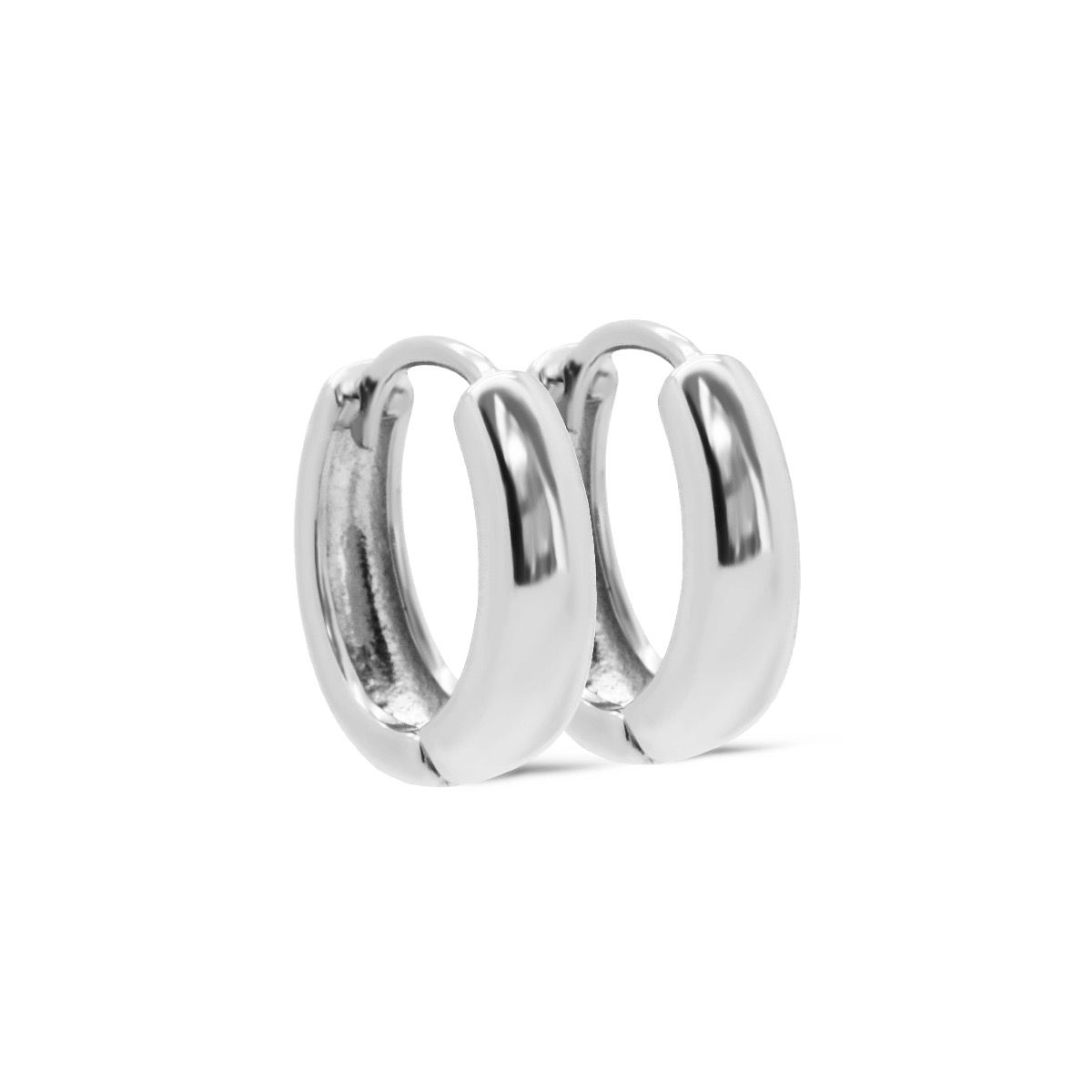 De Plain Hinged Hoops CLASSIC 12MM Zilver, modelnummer KAR-H213S, zijn stijlvolle creolen van Karma. Perfect voor dagelijks gebruik of speciale gelegenheden. Hun subtiele ontwerp maakt ze geschikt voor elke outfit. Combineer met andere zilveren sieraden voor een elegante look. Gemakkelijk te dragen dankzij het scharnierende ontwerp. Een tijdloze toevoeging aan je sieradencollectie!