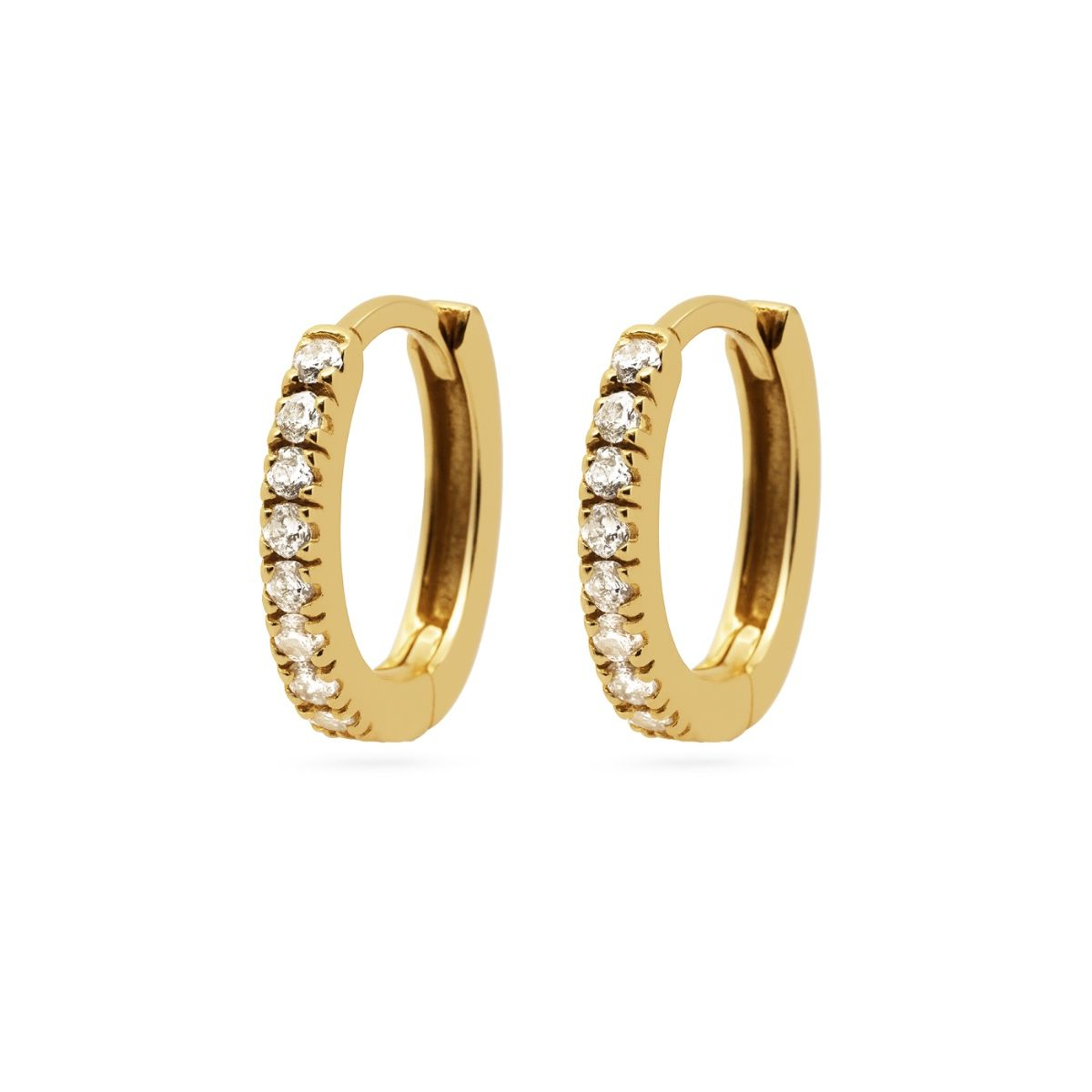 Schitter de hele dag in onze champagnekleurige oorbellen! Ze hebben een diameter van 13 mm en zijn voorzien van Zirkonia. Mix en match met onze andere oorbellen! Allemaal verkrijgbaar in zilver of met een 14k gouden of ros&eacute;gouden plating.