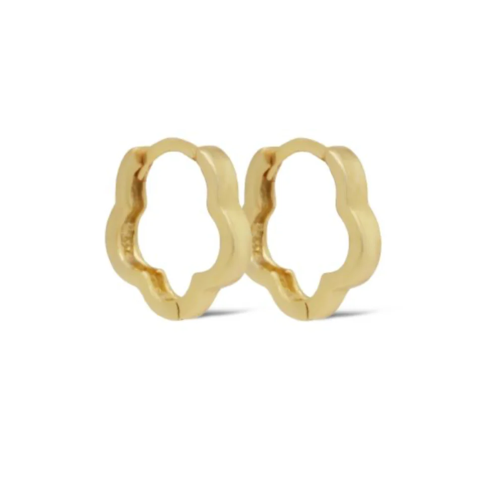 De Karma Plain Hinged Hoops MAGNOLY Flower Goldplated 12MM, modelnummer KAR-H627GP, zijn verfijnde creolen. Deze goudgeplateerde oorringen met bloemmotief geven elke outfit een subtiele elegantie. Beste draagadvies: combineer met opgestoken haar of korte kapsels om de sierlijke details maximaal te laten uitkomen. Perfect voor zowel dagelijks gebruik als speciale gelegenheden.