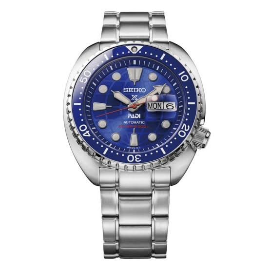 De PROSPEX HEREN SS BRACELET + SIL. LIM. EDITION 200 (modelnummer HBB002K1) heeft functies zoals een automatisch uurwerk, saffierglas, analoge weergave, lichtfunctie, blauwe wijzerplaat en is waterdicht tot 200m. De zilverkleurige kast en armband maken het stijlvol. Beste te dragen tijdens sportieve of formele gelegenheden. Deze horloge combineert elegantie met functionaliteit.
