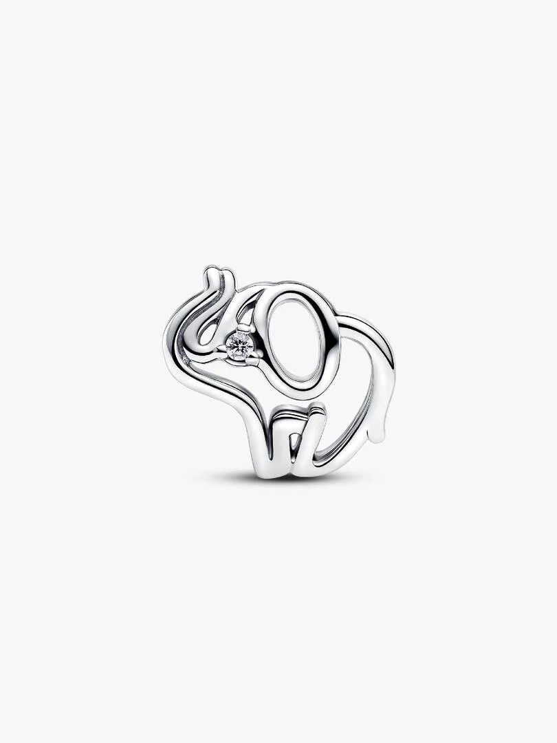 Kunst en natuur komen samen in de Opengewerkte Olifant Bedel. Deze elegante bedel is ge&iuml;nspireerd op eenlijnige dierentekeningen en vormt het silhouet van een olifant met delicate sterlingzilveren draad. Het opengewerkte ontwerp heeft een staart, oor en omhoogstaande slurf, en sprankelende stenen als ogen aan elke kant. Voor zowel dierenliefhebbers als kunstliefhebbers is deze prachtige Pandora-olifantbedel een doordacht cadeau en een onmisbare toevoeging aan elke collectie.