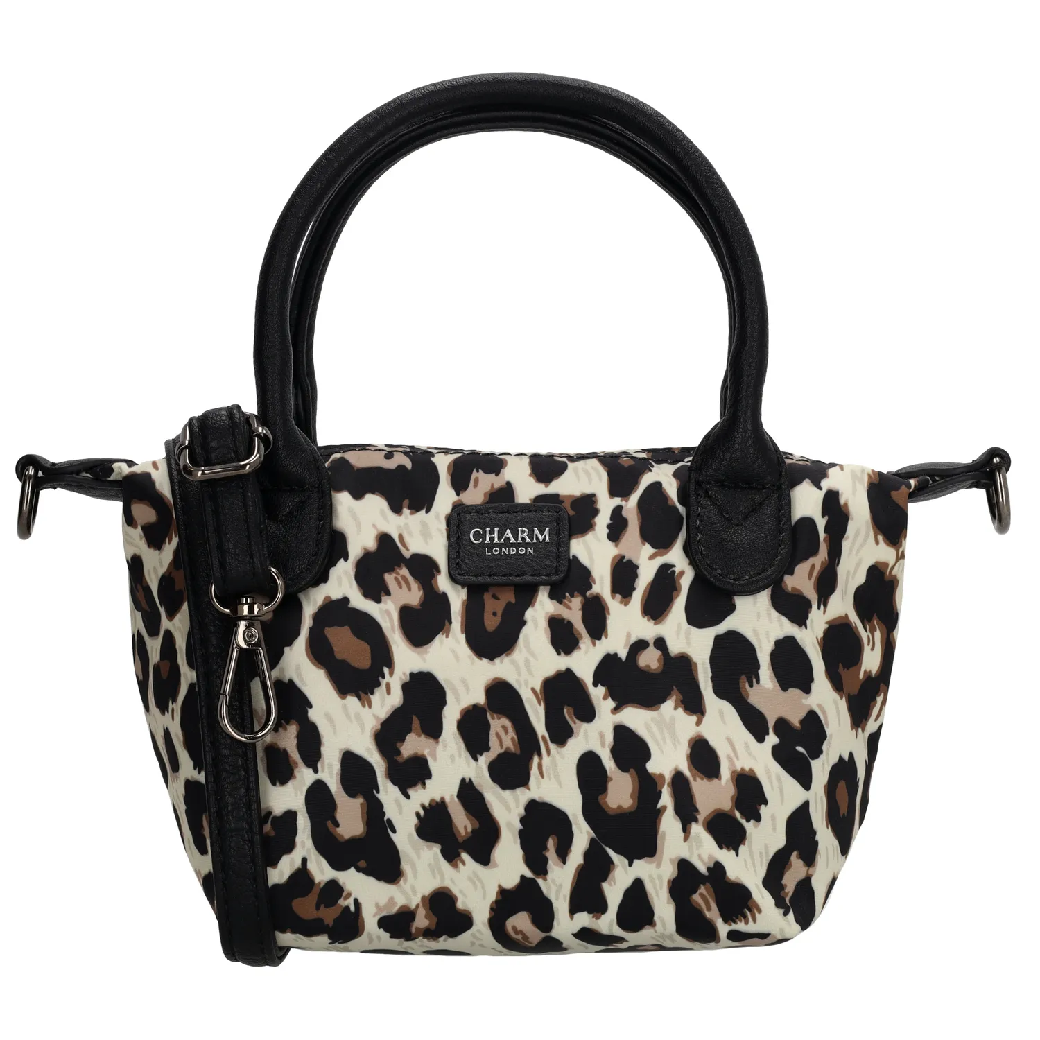 De Charm London Buckingham handtas is een compact en licht nylon tasje dat perfect is voor dagelijks gebruik. De tas sluit met een rits en is stijlvol afgewerkt met kunstlederen banden. Dankzij de twee handvaten draag je het tasje gemakkelijk in de hand en met de verstelbare en afneembare schouderband kun je hem ook comfortabel over de schouder dragen.
Kenmerken:
&bull; Nylon handtas met ritssluiting
&bull; Afgewerkt met kunstlederen banden
&bull; Twee handvaten
&bull; Verstelbare en afneembare schouderband
