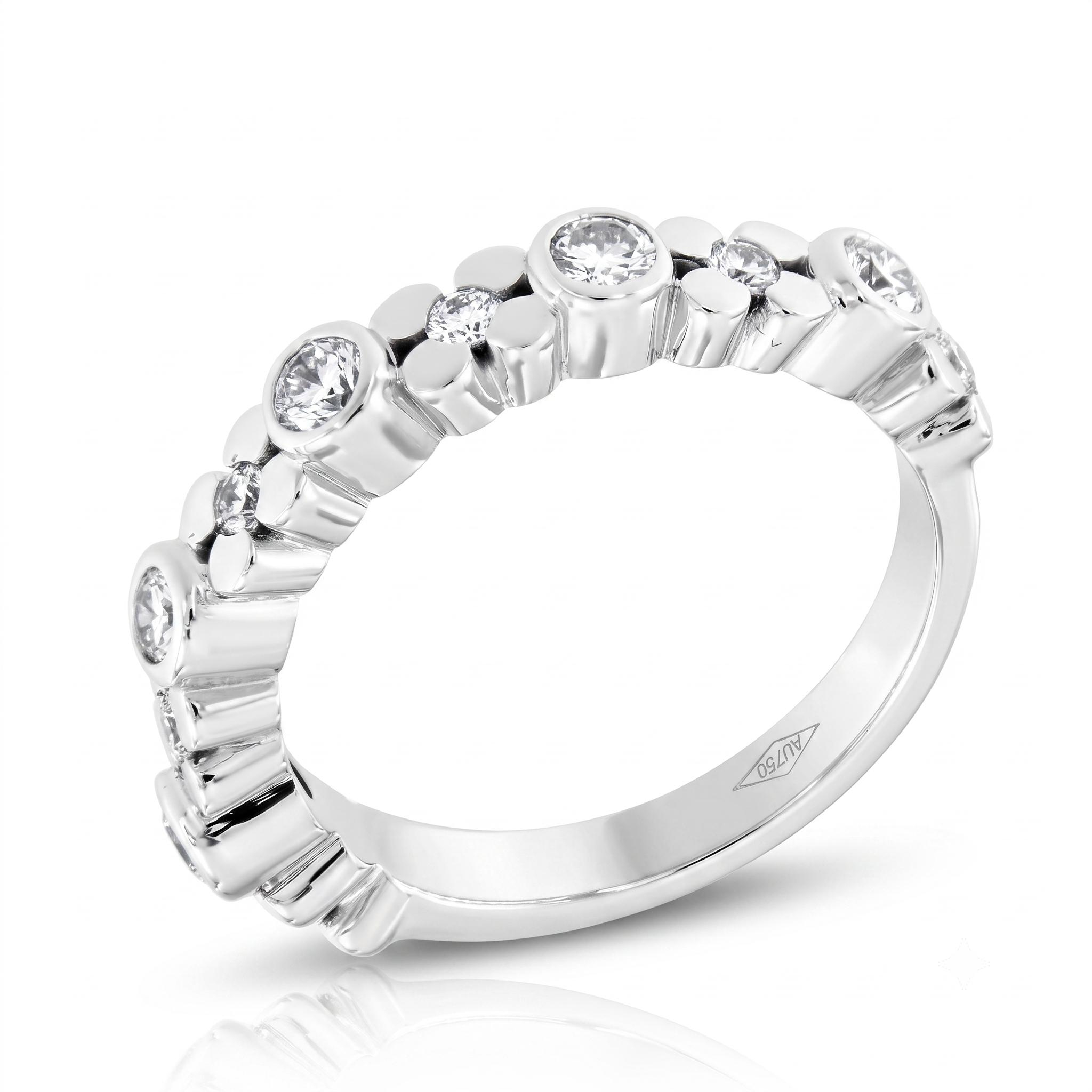 Stel: U wil een trouwring met briljant maar niet die zoals u vriendinnen! Met deze trouwring met briljant (0.58ct) met tussen elke grote briljant een bloem met in het midden ook nog een briljantje.