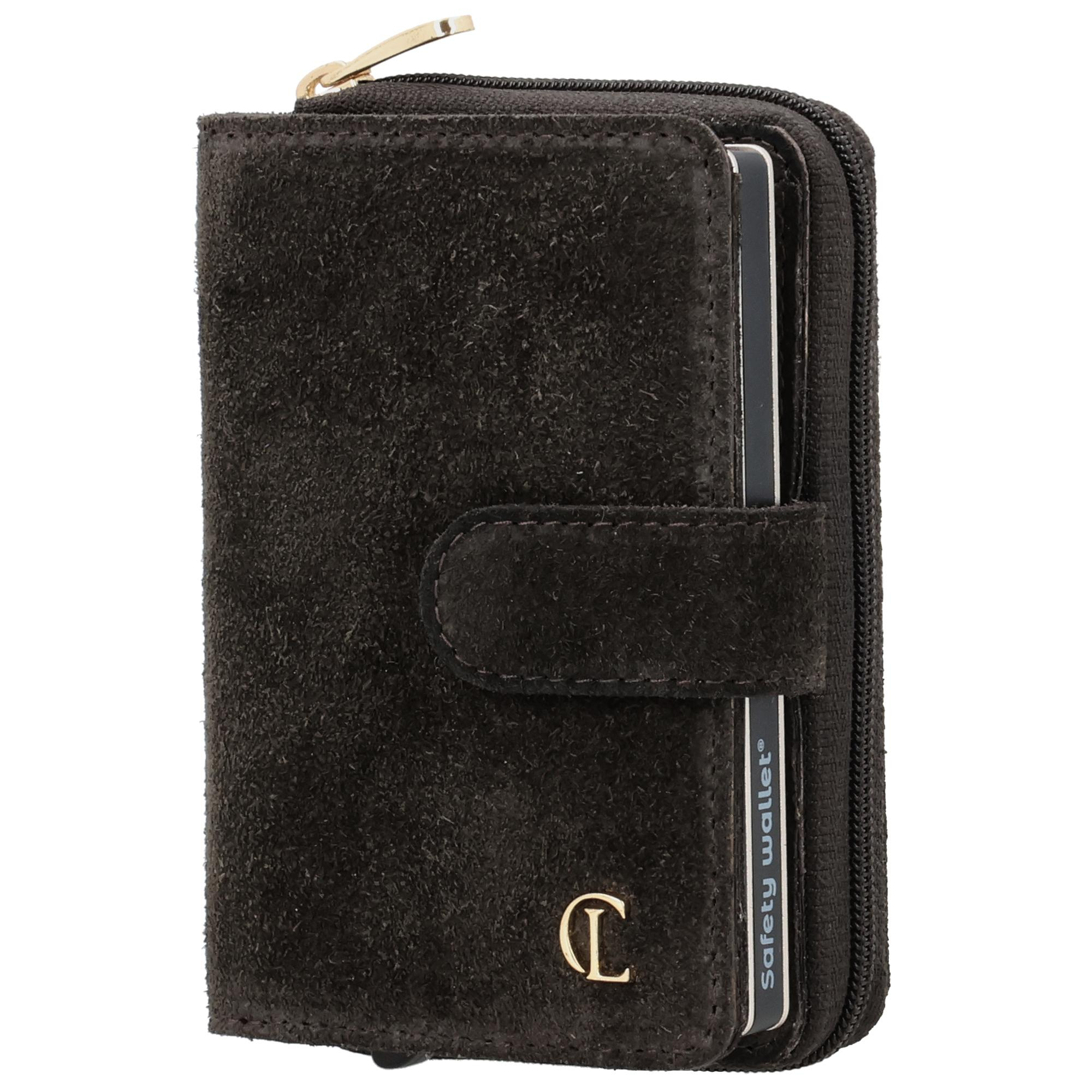 De Charm London Sevilla Portemonnee is een stijlvolle en compacte portemonnee uitgevoerd in zacht su&egrave;de. Dankzij de combinatie van een elegant uiterlijk en een praktische indeling is deze portemonnee ideaal voor dagelijks gebruik. De ingebouwde RFID-bescherming helpt je pasjes te beschermen tegen ongewenste scans, zodat je met een gerust gevoel op pad gaat.

De portemonnee biedt ruimte aan 6 pasjes in een stevig aluminium hoesje. Daarnaast is er extra opbergruimte voor andere pasjes en briefgeld. Voor muntgeld beschikt de portemonnee over een handig ritsvak, zodat ook kleingeld veilig opgeborgen blijft. Een perfecte combinatie van stijl, veiligheid en gebruiksgemak in een compact formaat.

Kenmerken:

Gemaakt van su&egrave;de
Creditcardetui met RFID-bescherming
6 pasjes in aluminium hoesje
Extra ruimte voor pasjes en briefgeld
Ritsvak voor muntgeld
Compact formaat
Geschikt voor dagelijks gebruik
