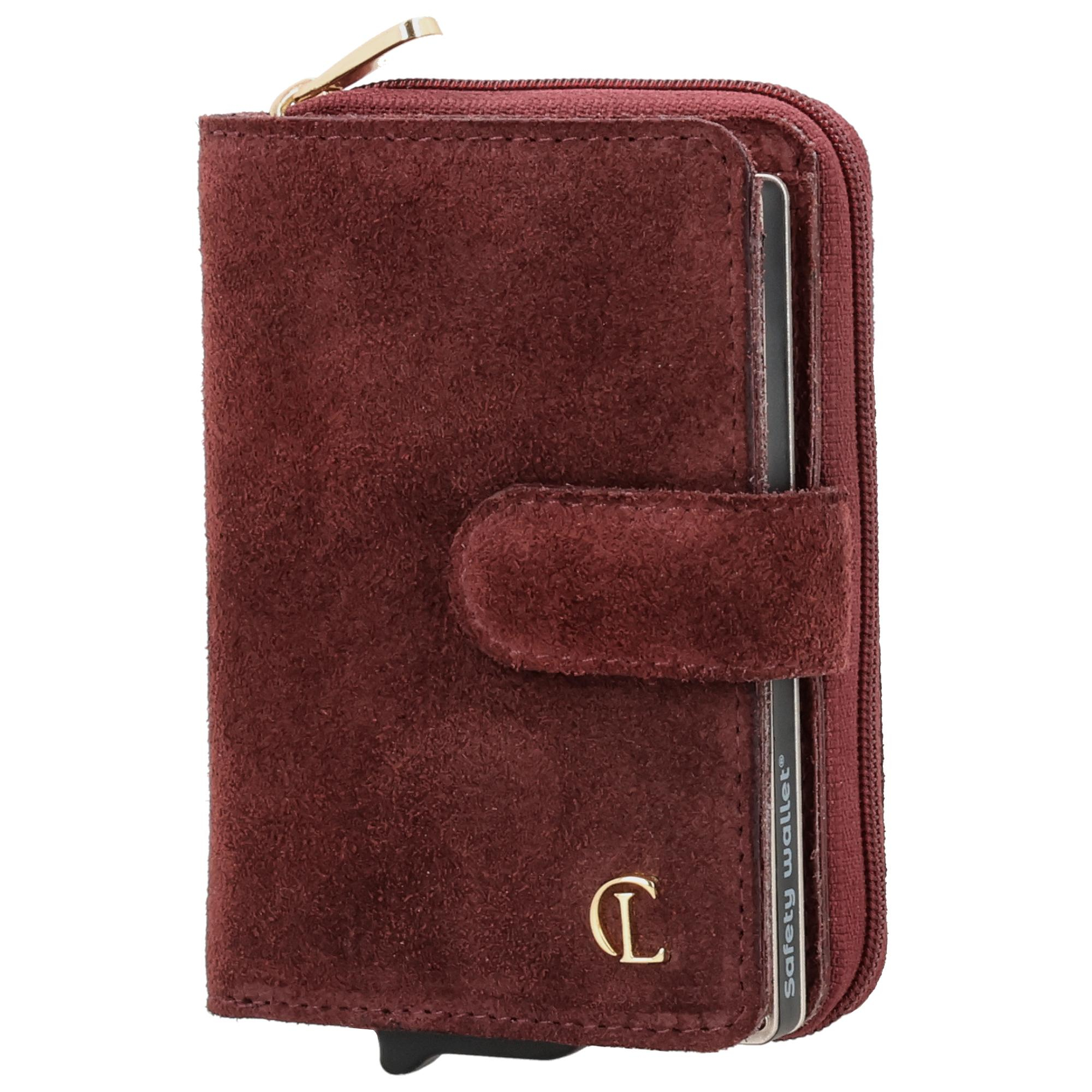 De Charm London Sevilla Portemonnee is een stijlvolle en compacte portemonnee uitgevoerd in zacht su&egrave;de. Dankzij de combinatie van een elegant uiterlijk en een praktische indeling is deze portemonnee ideaal voor dagelijks gebruik. De ingebouwde RFID-bescherming helpt je pasjes te beschermen tegen ongewenste scans, zodat je met een gerust gevoel op pad gaat.

De portemonnee biedt ruimte aan 6 pasjes in een stevig aluminium hoesje. Daarnaast is er extra opbergruimte voor andere pasjes en briefgeld. Voor muntgeld beschikt de portemonnee over een handig ritsvak, zodat ook kleingeld veilig opgeborgen blijft. Een perfecte combinatie van stijl, veiligheid en gebruiksgemak in een compact formaat.

Kenmerken:

Gemaakt van su&egrave;de
Creditcardetui met RFID-bescherming
6 pasjes in aluminium hoesje
Extra ruimte voor pasjes en briefgeld
Ritsvak voor muntgeld
Compact formaat
Geschikt voor dagelijks gebruik