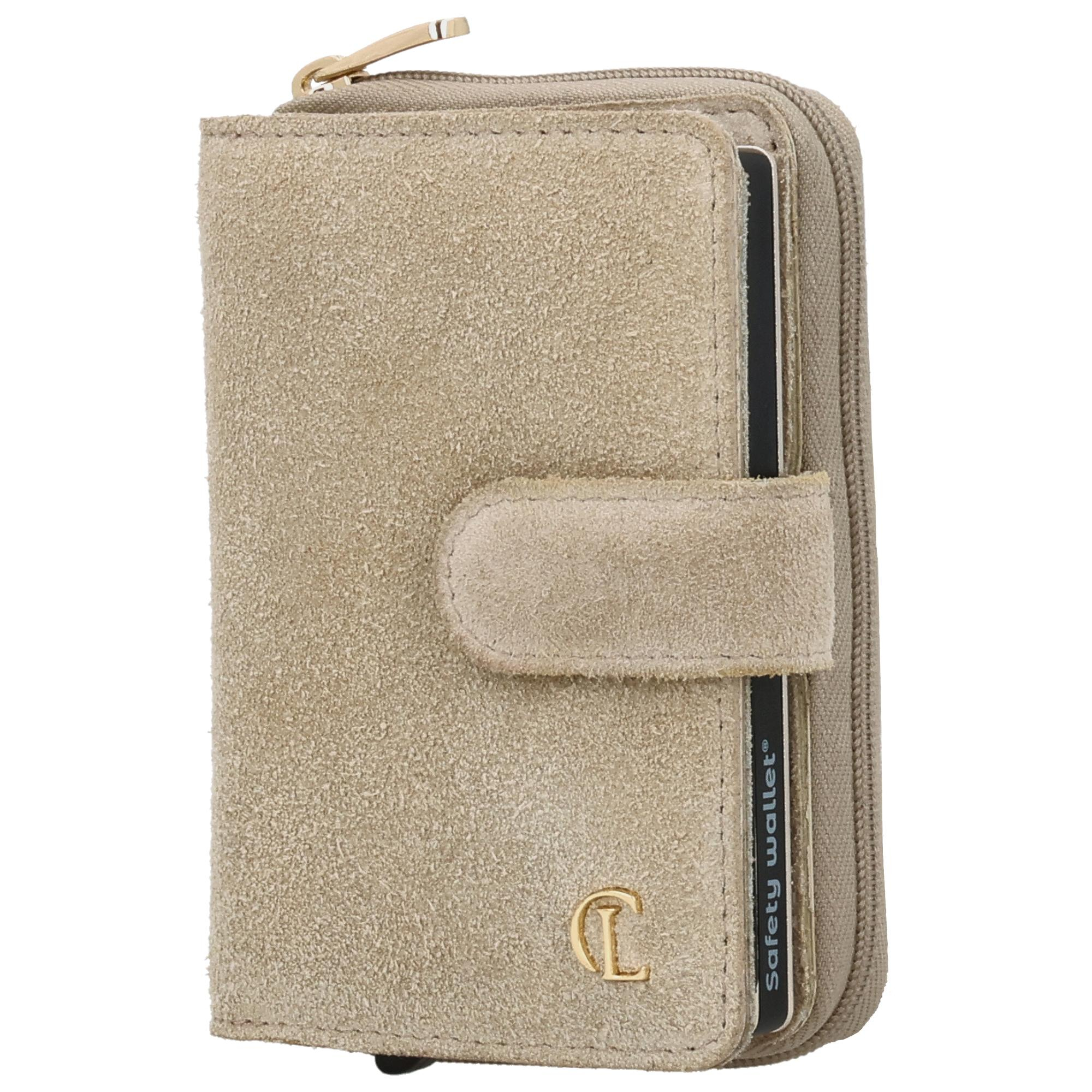 De Charm London Sevilla Portemonnee is een stijlvolle en compacte portemonnee uitgevoerd in zacht su&egrave;de. Dankzij de combinatie van een elegant uiterlijk en een praktische indeling is deze portemonnee ideaal voor dagelijks gebruik. De ingebouwde RFID-bescherming helpt je pasjes te beschermen tegen ongewenste scans, zodat je met een gerust gevoel op pad gaat.

De portemonnee biedt ruimte aan 6 pasjes in een stevig aluminium hoesje. Daarnaast is er extra opbergruimte voor andere pasjes en briefgeld. Voor muntgeld beschikt de portemonnee over een handig ritsvak, zodat ook kleingeld veilig opgeborgen blijft. Een perfecte combinatie van stijl, veiligheid en gebruiksgemak in een compact formaat.

Kenmerken:

Gemaakt van su&egrave;de
Creditcardetui met RFID-bescherming
6 pasjes in aluminium hoesje
Extra ruimte voor pasjes en briefgeld
Ritsvak voor muntgeld
Compact formaat
Geschikt voor dagelijks gebruik