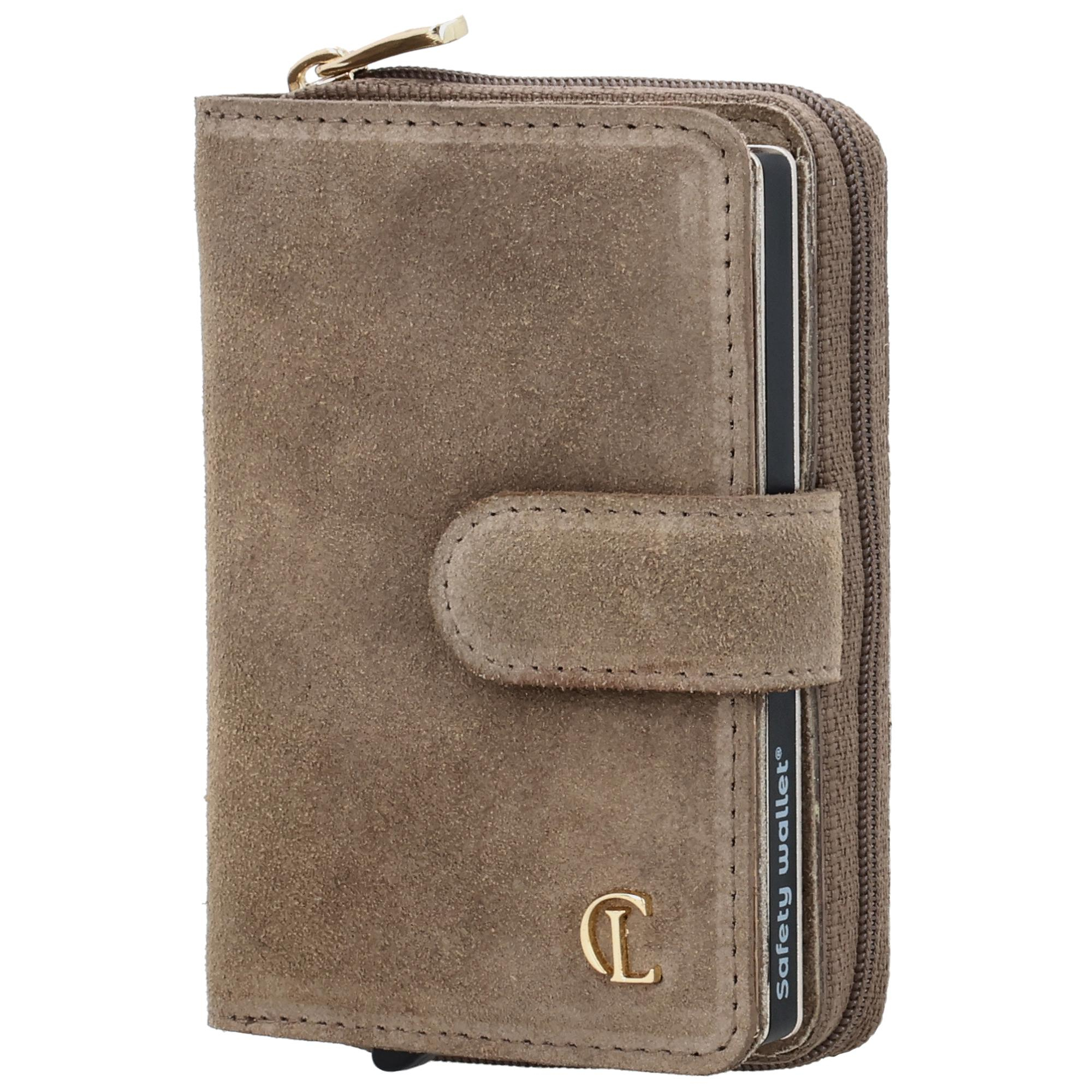 De Charm London Sevilla Portemonnee is een stijlvolle en compacte portemonnee uitgevoerd in zacht su&egrave;de. Dankzij de combinatie van een elegant uiterlijk en een praktische indeling is deze portemonnee ideaal voor dagelijks gebruik. De ingebouwde RFID-bescherming helpt je pasjes te beschermen tegen ongewenste scans, zodat je met een gerust gevoel op pad gaat.

De portemonnee biedt ruimte aan 6 pasjes in een stevig aluminium hoesje. Daarnaast is er extra opbergruimte voor andere pasjes en briefgeld. Voor muntgeld beschikt de portemonnee over een handig ritsvak, zodat ook kleingeld veilig opgeborgen blijft. Een perfecte combinatie van stijl, veiligheid en gebruiksgemak in een compact formaat.

Kenmerken:

Gemaakt van su&egrave;de
Creditcardetui met RFID-bescherming
6 pasjes in aluminium hoesje
Extra ruimte voor pasjes en briefgeld
Ritsvak voor muntgeld
Compact formaat
Geschikt voor dagelijks gebruik