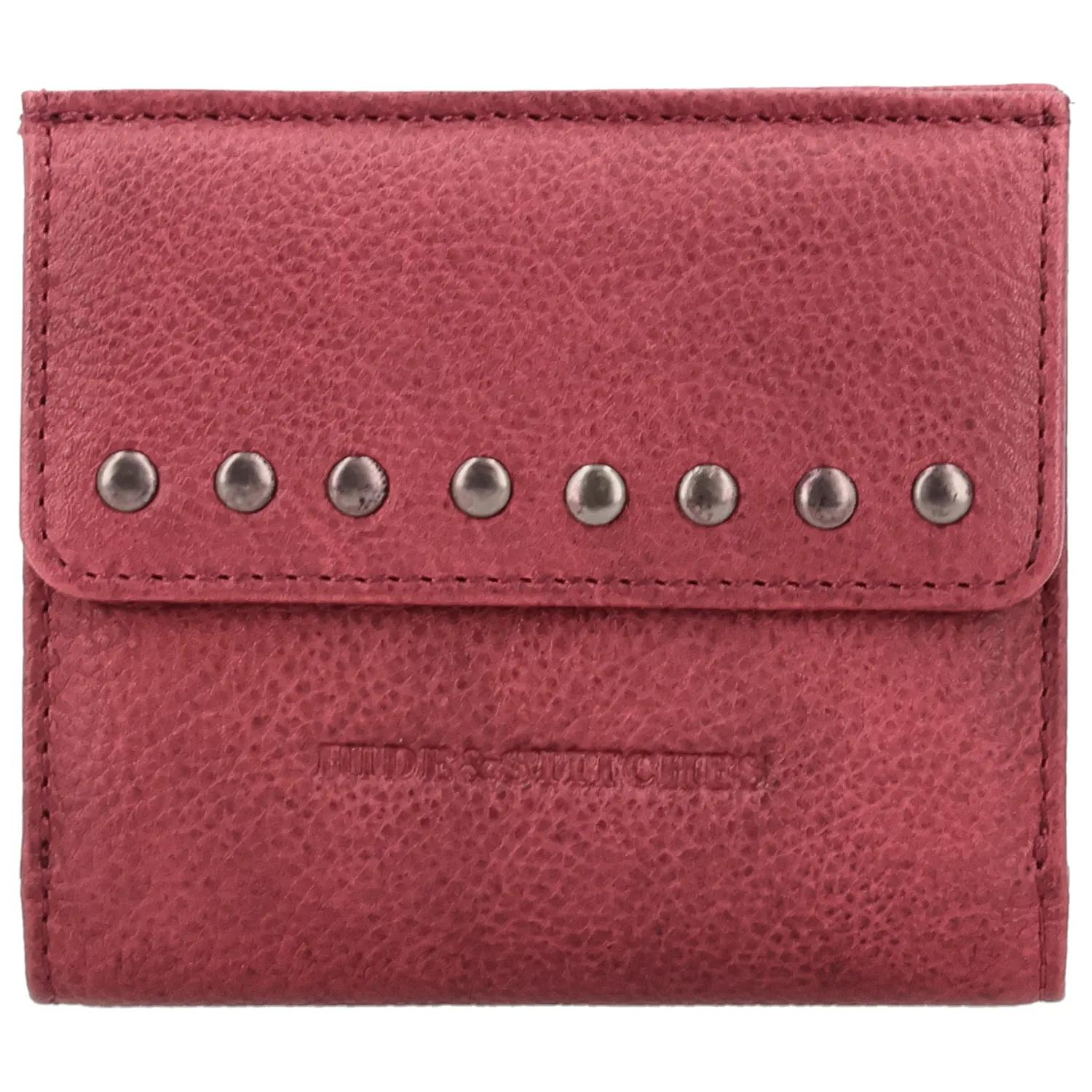 De Hide & Stitches Redwood portemonnee is een praktische en stijlvolle leren portemonnee voor dagelijks gebruik. Dankzij het compacte formaat neem je jouw belangrijkste pasjes en geld eenvoudig mee. De portemonnee sluit met een drukker, waardoor je spullen veilig opgeborgen blijven. De studs op de voorkant geven de portemonnee een stoere en trendy uitstraling. Daarnaast is de portemonnee voorzien van RFID bescherming, zodat je pasjes beschermd zijn tegen ongewenst uitlezen.

Bij het openen van de portemonnee vind je een overzichtelijke indeling met ruimte voor meerdere pasjes en een vak voor briefgeld. Aan de voorkant bevindt zich een handig vak voor muntgeld, zodat je kleingeld snel bij de hand hebt. Daarnaast is de achterkant voorzien van een extra ritsvak voor extra opberggemak.

Kenmerken:

Leren portemonnee
RFID bescherming
Sluiting met drukker
Studs op de voorkant
Vak voor muntgeld aan de voorkant
Ruimte voor pasjes
Briefgeldvak
Achtervak met ritssluiting