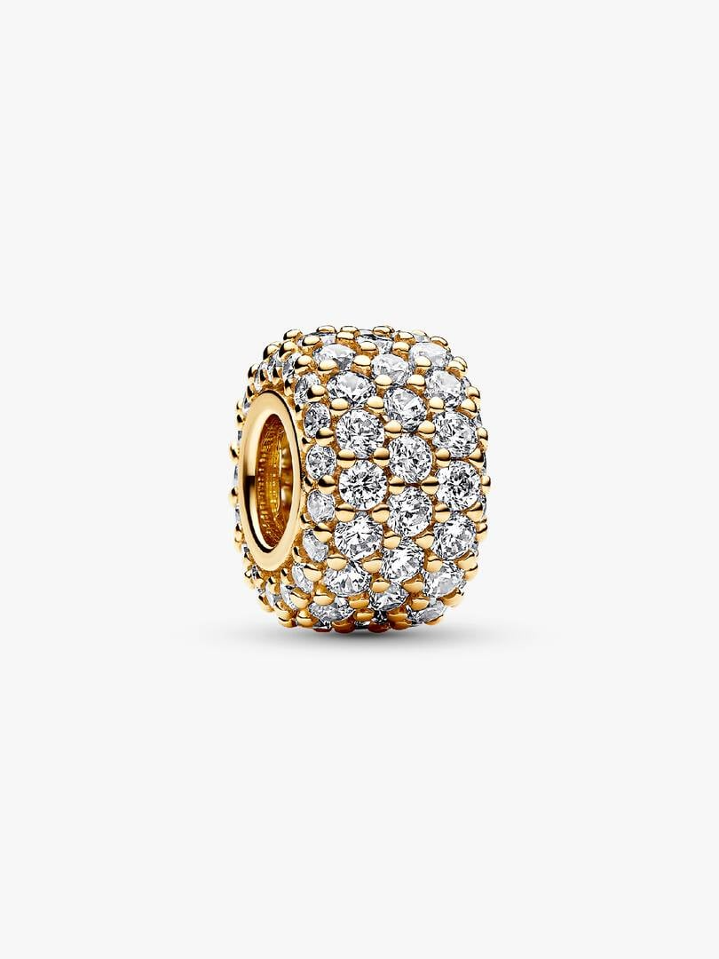 Schitter vanuit elke hoek met een vleugje sprankelend pav&eacute; uit onze Pandora Moments Collection. Deze met vergulde bedel is bezet met precies 85 rond briljant-geslepen heldere zirkonia in pav&eacute;zetting en vormt een opvallende aanvulling op je verzameling zirkonia-bedels. Geef je dagelijkse look een moderne twist en draag deze glinsterende pav&eacute; bedel aan je armband of halsketting.