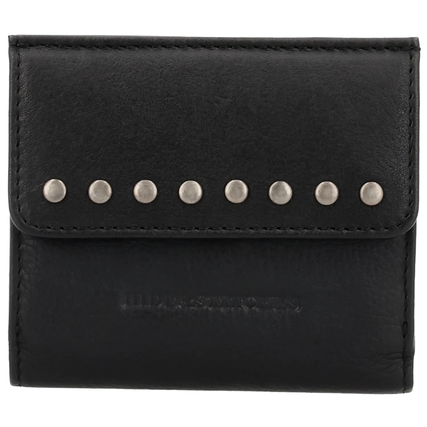De Hide & Stitches Redwood portemonnee is een praktische en stijlvolle leren portemonnee voor dagelijks gebruik. Dankzij het compacte formaat neem je jouw belangrijkste pasjes en geld eenvoudig mee. De portemonnee sluit met een drukker, waardoor je spullen veilig opgeborgen blijven. De studs op de voorkant geven de portemonnee een stoere en trendy uitstraling. Daarnaast is de portemonnee voorzien van RFID bescherming, zodat je pasjes beschermd zijn tegen ongewenst uitlezen.

Bij het openen van de portemonnee vind je een overzichtelijke indeling met ruimte voor meerdere pasjes en een vak voor briefgeld. Aan de voorkant bevindt zich een handig vak voor muntgeld, zodat je kleingeld snel bij de hand hebt. Daarnaast is de achterkant voorzien van een extra ritsvak voor extra opberggemak.

Kenmerken:

Leren portemonnee
RFID bescherming
Sluiting met drukker
Studs op de voorkant
Vak voor muntgeld aan de voorkant
Ruimte voor pasjes
Briefgeldvak
Achtervak met ritssluiting
