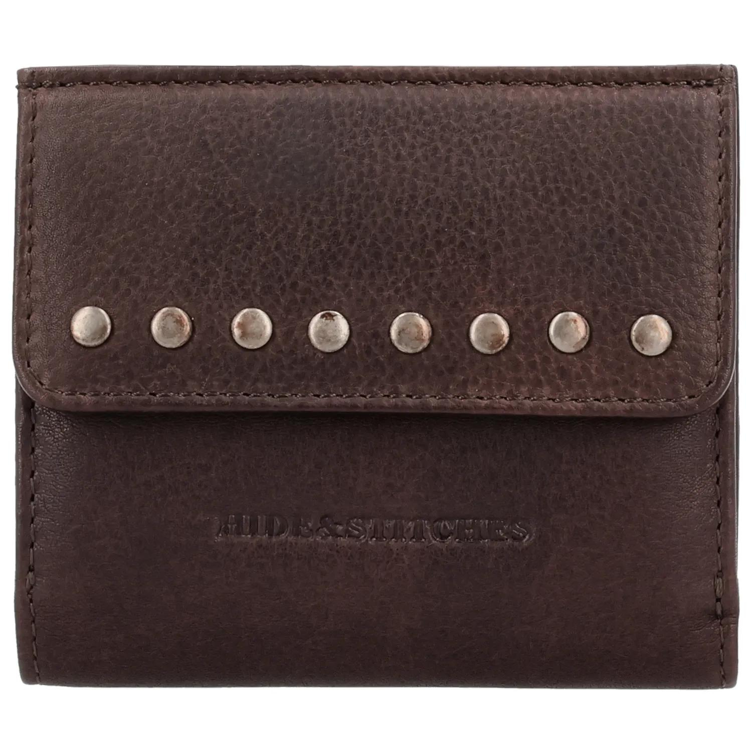 De Hide & Stitches Redwood portemonnee is een praktische en stijlvolle leren portemonnee voor dagelijks gebruik. Dankzij het compacte formaat neem je jouw belangrijkste pasjes en geld eenvoudig mee. De portemonnee sluit met een drukker, waardoor je spullen veilig opgeborgen blijven. De studs op de voorkant geven de portemonnee een stoere en trendy uitstraling. Daarnaast is de portemonnee voorzien van RFID bescherming, zodat je pasjes beschermd zijn tegen ongewenst uitlezen.

Bij het openen van de portemonnee vind je een overzichtelijke indeling met ruimte voor meerdere pasjes en een vak voor briefgeld. Aan de voorkant bevindt zich een handig vak voor muntgeld, zodat je kleingeld snel bij de hand hebt. Daarnaast is de achterkant voorzien van een extra ritsvak voor extra opberggemak.

Kenmerken:

Leren portemonnee
RFID bescherming
Sluiting met drukker
Studs op de voorkant
Vak voor muntgeld aan de voorkant
Ruimte voor pasjes
Briefgeldvak
Achtervak met ritssluiting
