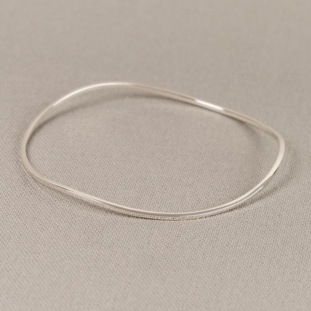 De Jeh Jewels Zilveren rinkelarmband, modelnummer 21467, is een elegante slavenarmband uit de categorie sieraden. Met zijn golvende ontwerp biedt dit sieraad een verfijnde uitstraling. De beste manier om het te dragen is solo voor een minimalistische look of gecombineerd met andere armbanden voor een trendy gelaagd effect. Een must-have voor elke sieradenliefhebber!