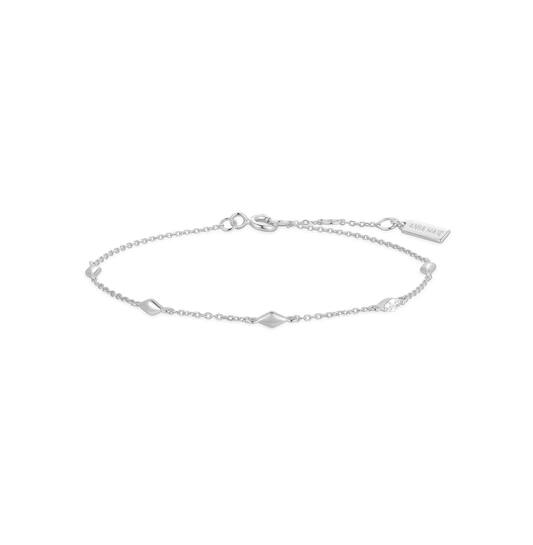 De Ania Haie | Zilver Armband, is een elegante zilveren armband met een lengte van 185 mm. Het is perfect om subtiel toe te voegen aan je dagelijkse outfit of om te combineren met andere armbanden voor een gelaagde look. Draag het alleen voor een verfijnde uitstraling of combineer met andere sieraden voor een trendy effect.