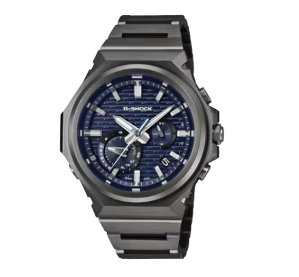 G-STEEL stedelijke verfijning ge&iuml;nspireerd door stedelijke nachten en stadslichten, in een stoere G-SHOCK gehuld in verfijnde structurele schoonheid, de antraciet ge&iuml;oniseerde GST-B1000BD. De bezel zonder logo verandert van moment tot moment als het licht over het oppervlak valt en krijgt een diepte en glans die alleen door antraciet ion-plating kan worden bereikt. Roestvrij staal in minimalistische zwartgetinte styling en gestroomlijnde vorm maken een verfijnde, glanzende indruk. 
De combinatie van haarlijn- en spiegelafwerking geeft de roestvrijstalen horlogeband een rustige, maar solide uitstraling, met een verfijnde drieklapsluiting die zorgt voor een nog stevigere grip. Het compromisloze, gedurfde ontwerp is helemaal antraciet, met antraciet ion-plating op de kleinste onderdelen, waaronder de achterkant van de kast, knoppen aan de zijkant, kroon, drievoudige sluiting en zelfs schroeven. 
Het bezelontwerp en het baksteenpatroon, ge&euml;rfd van de allereerste G-SHOCK, voegen een sportieve stijl toe aan de minimalistische look. Lijmglas en een compacte module resulteren in een slanker, lichter ontwerp zonder dat dit ten koste gaat van de schokbestendige constructie, dankzij de metalen rand die bescherming biedt tegen stoten en de met koolstof versterkte behuizing die de module beschermt. Dit alles komt samen in een uitstekende combinatie van comfort, stevigheid en alledaags gebruiksgemak. De volledig antraciet metalen behuizing schittert op natuurlijke wijze in allerlei omgevingen, van zakelijk tot casual en buitenshuis. De GST-B1000BD tilt robuuste constructie en verfijnde structurele schoonheid naar een geheel nieuw niveau en is een allround metgezel die klaar is voor alles wat er op uw pad komt.
