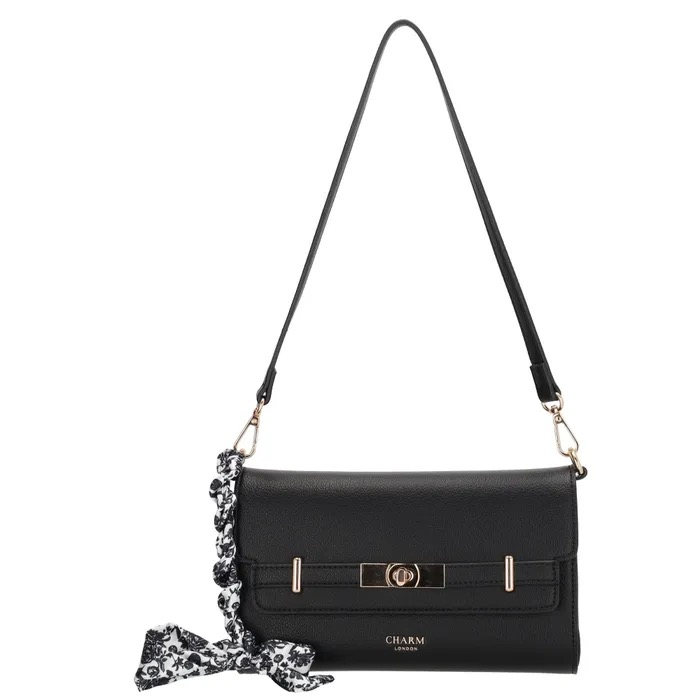 De Charm London The Hamptons Schoudertas is een elegante en veelzijdige tas met een moderne uitstraling. De tas heeft een stijlvolle overslag die sluit met een magneetsluiting, waardoor je spullen veilig opgeborgen blijven en toch makkelijk toegankelijk zijn.

Aan de binnenkant vind je een ritsvak en handige pasjesvakjes om je essentials overzichtelijk op te bergen. De tas heeft twee schouderbanden: een korte afneembare band voor een klassieke look, en een lange verstelbare en afneembare schouderband waarmee je de tas ook crossbody kunt dragen.

Een leuk detail is het sjaaltje aan de tas, dat zorgt voor een speelse en vrouwelijke touch.

Kenmerken:
&bull; Sluit met magneetsluiting onder de overslag
&bull; Binnenvak met rits en pasjesvakjes
&bull; Korte afneembare schouderband
&bull; Lange verstelbare en afneembare schouderband
&bull; Sjaaltje als stijlvol detail


Hoogte (cm)	15,00
Lengte (cm)	23,00
Diepte (cm)	5,00