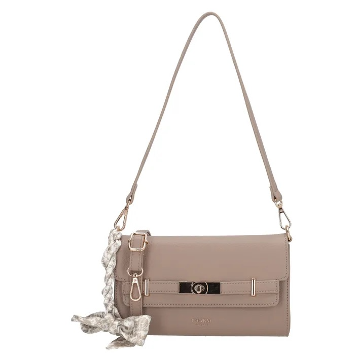 De Charm London The Hamptons Schoudertas is een elegante en veelzijdige tas met een moderne uitstraling. De tas heeft een stijlvolle overslag die sluit met een magneetsluiting, waardoor je spullen veilig opgeborgen blijven en toch makkelijk toegankelijk zijn.

Aan de binnenkant vind je een ritsvak en handige pasjesvakjes om je essentials overzichtelijk op te bergen. De tas heeft twee schouderbanden: een korte afneembare band voor een klassieke look, en een lange verstelbare en afneembare schouderband waarmee je de tas ook crossbody kunt dragen.

Een leuk detail is het sjaaltje aan de tas, dat zorgt voor een speelse en vrouwelijke touch.

Kenmerken:
&bull; Sluit met magneetsluiting onder de overslag
&bull; Binnenvak met rits en pasjesvakjes
&bull; Korte afneembare schouderband
&bull; Lange verstelbare en afneembare schouderband
&bull; Sjaaltje als stijlvol detail


Hoogte (cm)	15,00
Lengte (cm)	23,00
Diepte (cm)	5,00