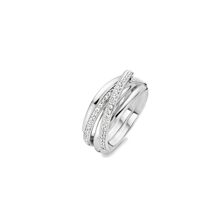 Deze klassieke en tijdloze TI SENTO ring van gerhodineerd sterling zilver is opgebouwd uit verschillende lagen, die de bovenste laag met zirkonia's accentueren. Tussen de lagen is een ruimte opengehouden, waardoor er een stukje huid te zien is bij het dragen van de ring. Dit zorgt voor een speelse en verleidelijke look. In de collectie zijn verschillende sieraden aanwezig, die prachtig met deze ring kunnen worden gecombineerd volgens het TI SENTO Mix & Match concept.

De Circle & Cross-Over collectie is al jaren een bestseller binnen TI SENTO. Ronde vormen en kruisende lijnen zorgen voor een gelaagd, sculpturaal silhouet dat tijdloos oogt met een moderne uitstraling. De bi-colour combinatie van zilver en goudkleur cre&euml;ert een veelzijdige basis voor het mixen en layeren van stijlen, van dag tot avond.

&bull; Ronde, gelaagde silhouetten &bull; Iconische bi-colour ontwerpen &bull; Ook verkrijgbaar in mono- en tri-colour &bull; 925 sterling zilver met platinum, goud- of ros&eacute;plating &bull; Verfijnde pav&eacute; details &bull; Ontworpen om te combineren
