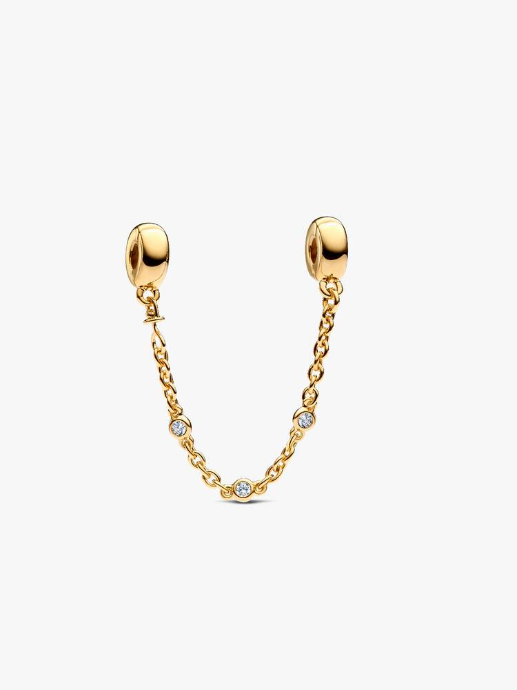 Houd je schatten veilig met deze vergulde veiligheidsketting. Elke hanger is aan de binnenkant voorzien van schroefdraad om de bedels veilig aan je Pandora Moments-armband te bevestigen. De ketting is afgewerkt met drie heldere stenen in kastzetting die je look laten sprankelen. Het perfecte sieraad om aan je collectie toe te voegen of om cadeau te geven aan de bedelliefhebber in je leven.

