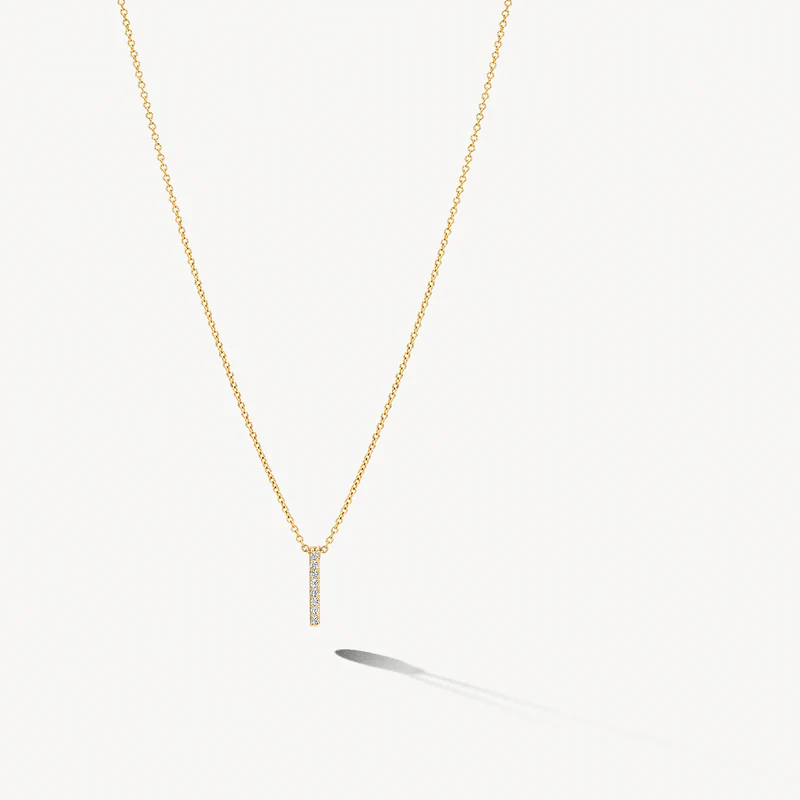Aan dit 14k geelgouden collier schittert een hanger bezet met acht sprankelende zirkonia&rsquo;s. De lengte van het collier met roloschakels is 42 cm. Deze eyecatcher staat prachtig op zichzelf maar kan ook mooi gecombineerd worden met andere sieraden uit onze collectie.