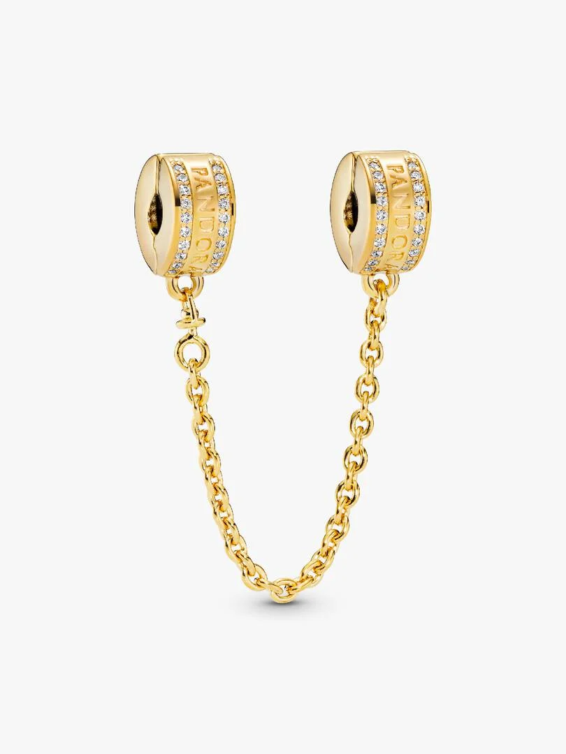 Deze gladde Pandora Logo-veiligheidsketting is verguld en gedetailleerd met het merklogo en glinsterende rijen steentjes. Het is een tijdloze toevoeging aan elke armbandstyling.