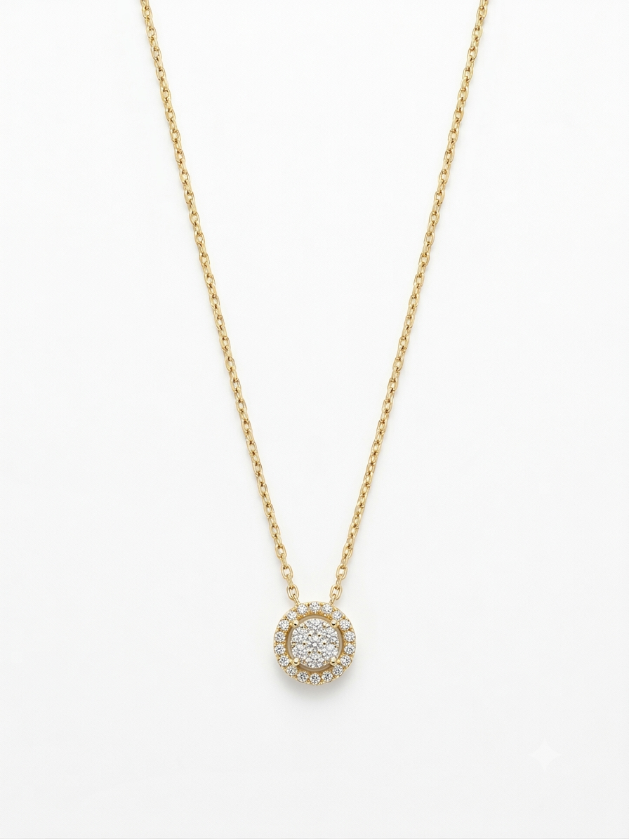 Geef je dagelijkse look een schitterende upgrade met dit elegante 18 karaat geelgouden diamanten collier van Juwelier Rijk. Dit verfijnde sieraad valt op door zijn prachtige ronde hanger, die in het midden pav&eacute; is bezet met glanzende natuurlijke diamanten en omringd wordt door een fijne halo (entourage) van in totaal 0.12 karaat diamanten. Dit tijdloze geelgouden collier is voorzien van een praktisch tussenoog, waardoor de ketting eenvoudig verstelbaar is op een lengte van 45 cm en 50 cm voor het ultieme draagcomfort en perfecte pasvorm.