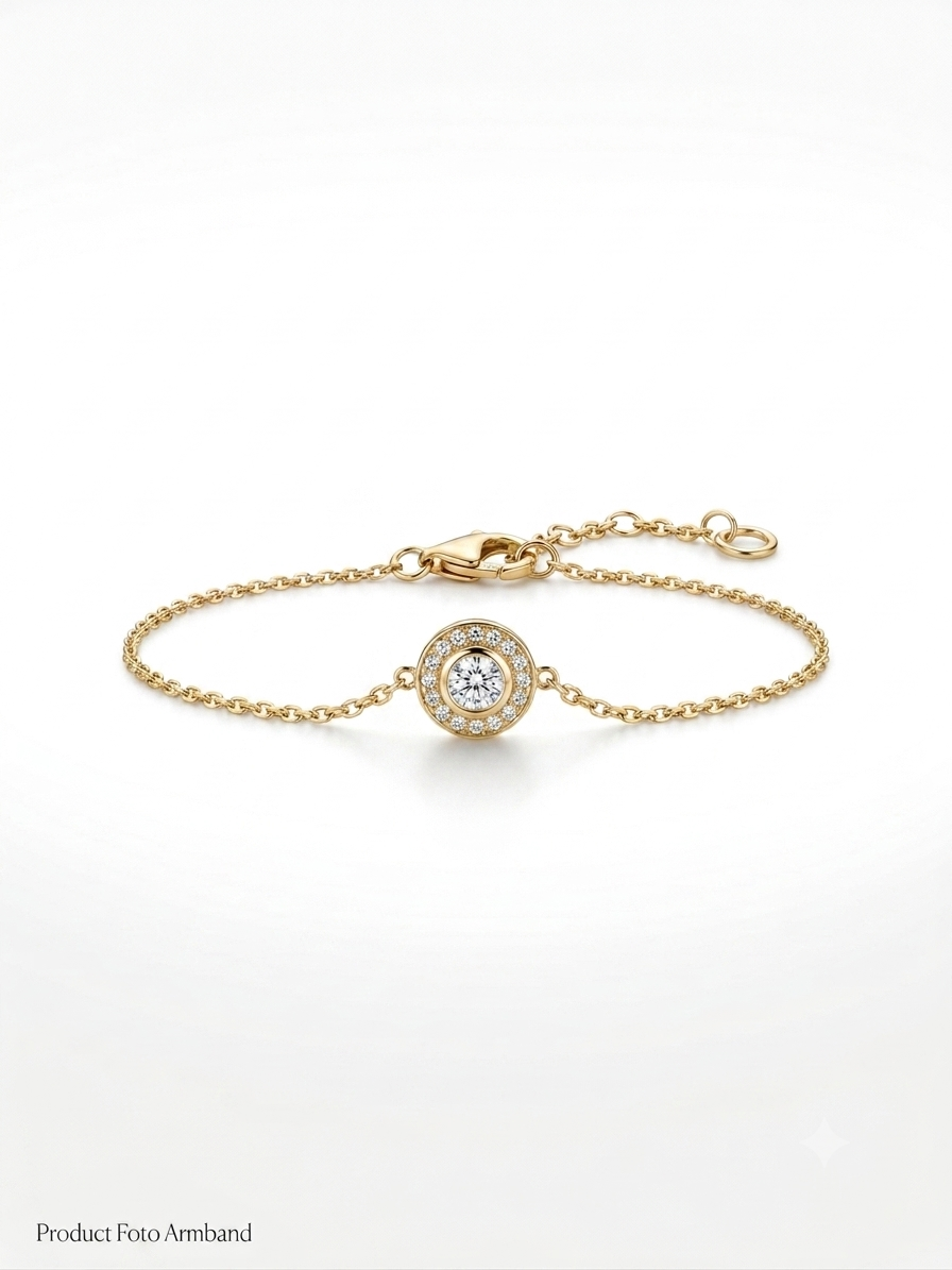 Breng een hommage aan tijdloze klasse met deze adembenemende 18 karaat geelgouden diamanten armband van Juwelier Rijk. De armband heeft een verfijnde classic vintage uitstraling en centreert zich rondom een schitterend rond element. Dit element is voorzien van een grotere, fonkelende centrale natuurlijke diamant in een chique gladomzetting, prachtig omringd door een fijne halo van kleinere diamanten met een totaalgewicht van 0.15 karaat. Dankzij het soepele schakelontwerp en het handige verlengstukje is deze armband moeiteloos verstelbaar voor een perfecte, comfortabele pasvorm om iedere pols.
