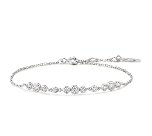 Deze zilveren armband met een sierlijke verlooprand en trio zetting heeft een verfijnde uitstraling. Het is een veelzijdig accessoire dat elke outfit elegantie verleent. Combineer het met een casual of formele look voor een stijlvolle uitstraling. Perfect voor dagelijks gebruik of speciale gelegenheden. Een tijdloze toevoeging aan je sieradencollectie.