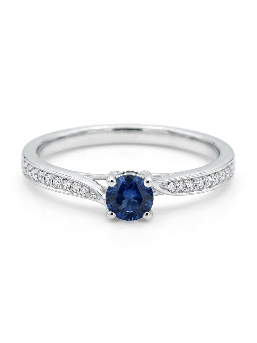 Prachtige 14 Karaat Witgouden Verlovingsring met Blauwe Saffier en Diamanten
Ben je op zoek naar een unieke en tijdloze verlovingsring? Deze elegante 14 karaat witgouden ring schittert met een diepblauwe, centrale saffier. De verfijnde band is ingezet met sprankelende diamanten (pav&eacute;zetting) die prachtig doorlopen naar de steen toe. Gemaakt van massief goud, is deze ring perfect ontworpen voor dagelijks gebruik en een leven lang draagplezier.

Extra service: Om ervoor te zorgen dat dit bijzondere aanzoek perfect verloopt, wordt de ring door ons kosteloos op maat gemaakt.